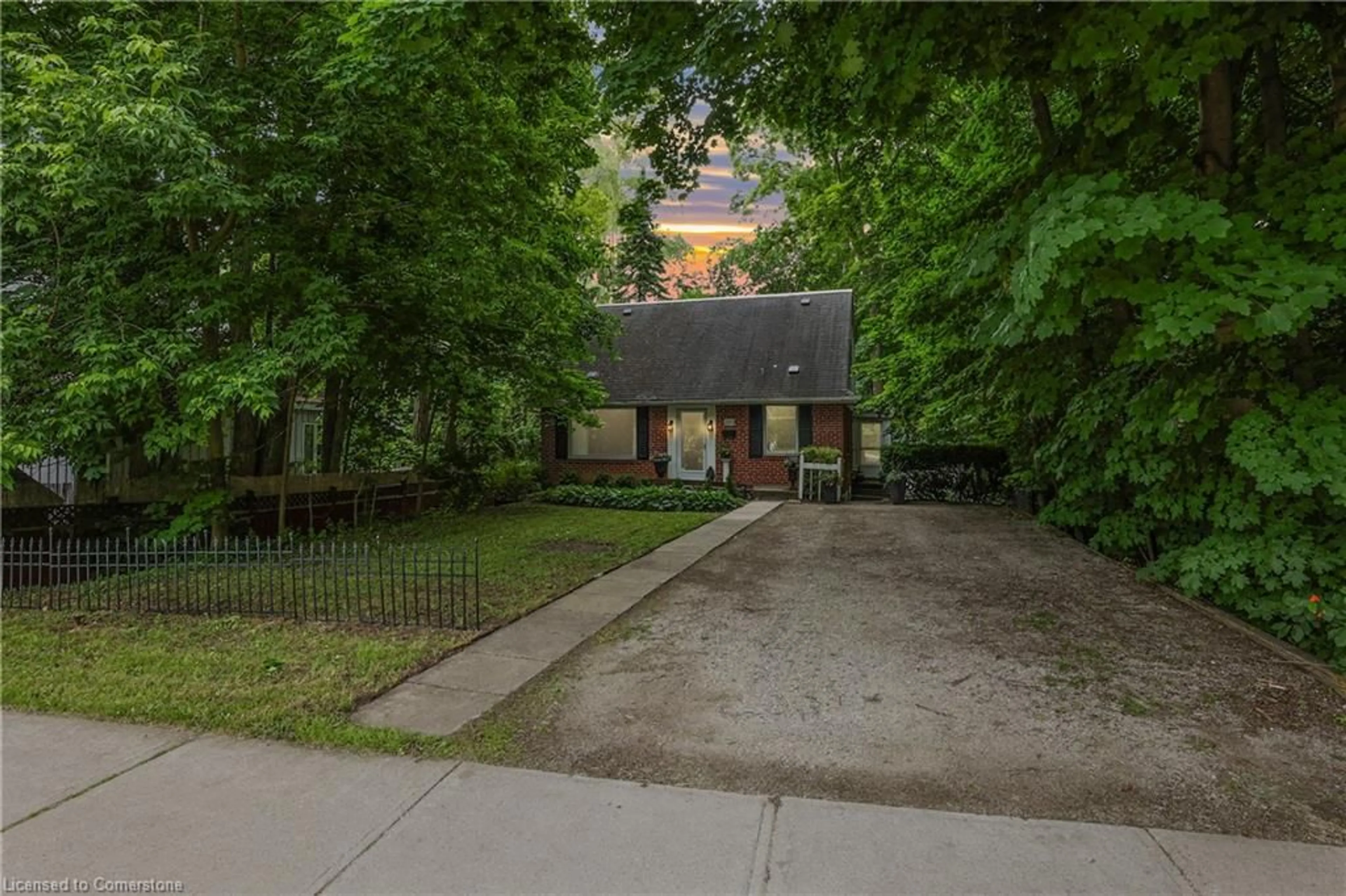 A pic from outside/outdoor area/front of a property/back of a property/a pic from drone, street for 109 Centre St, Vaughan Ontario L4J 1G3