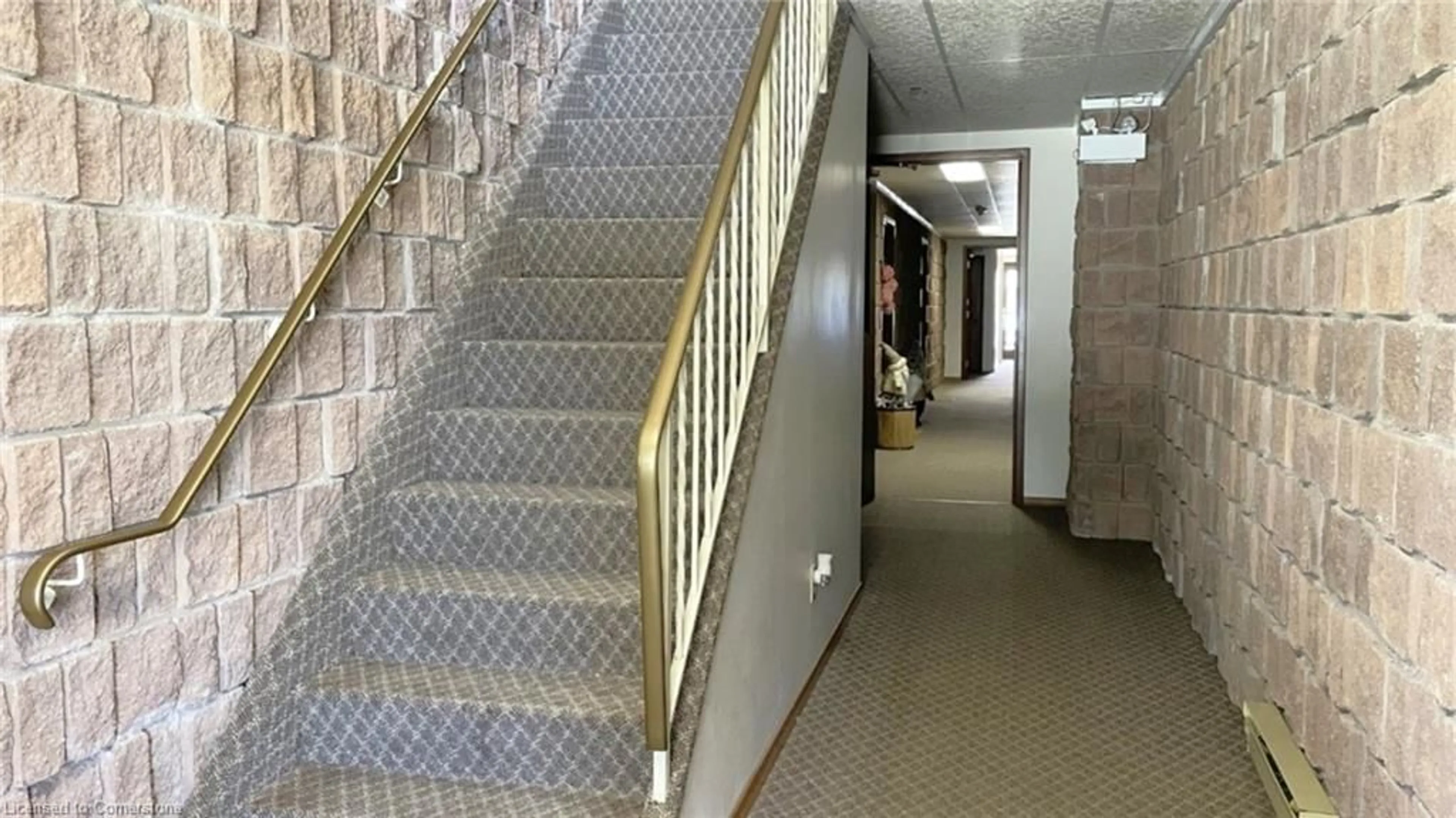 Indoor foyer for 470 Elizabeth St, Listowel Ontario N4W 2P9