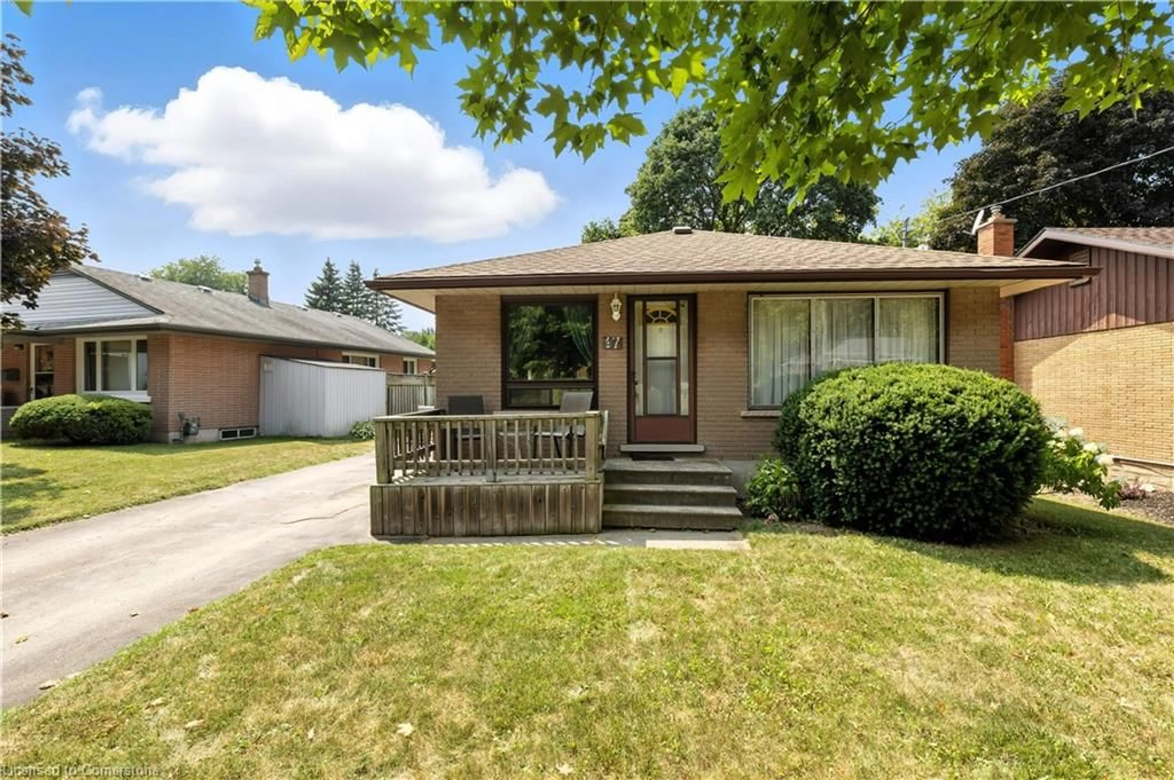 Home with vinyl exterior material, street for 17 Elizabeth St, Cambridge Ontario N3C 2T1