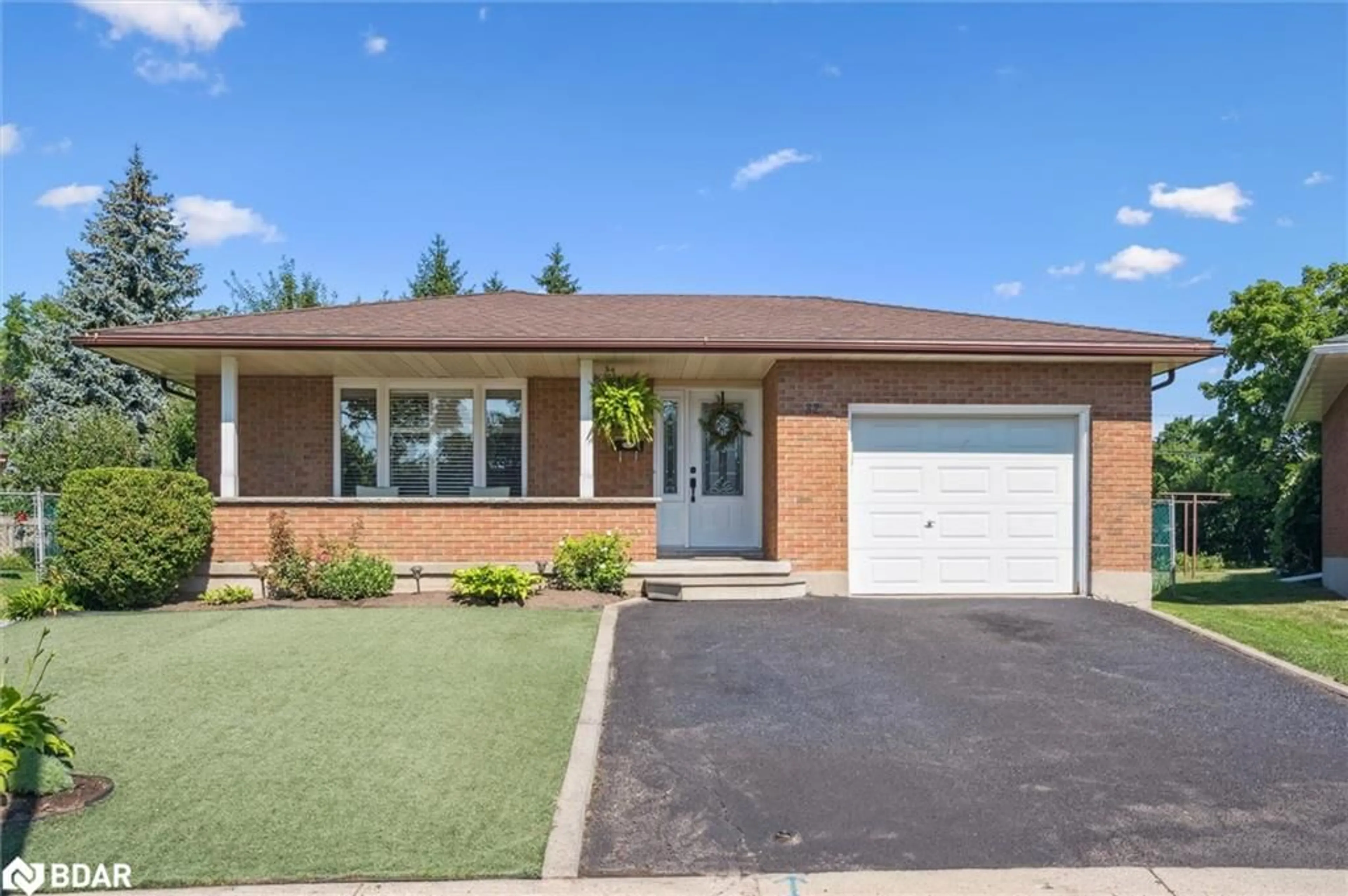 Home with brick exterior material, street for 32 Warwick Crt, Kitchener Ontario N2E 2P1