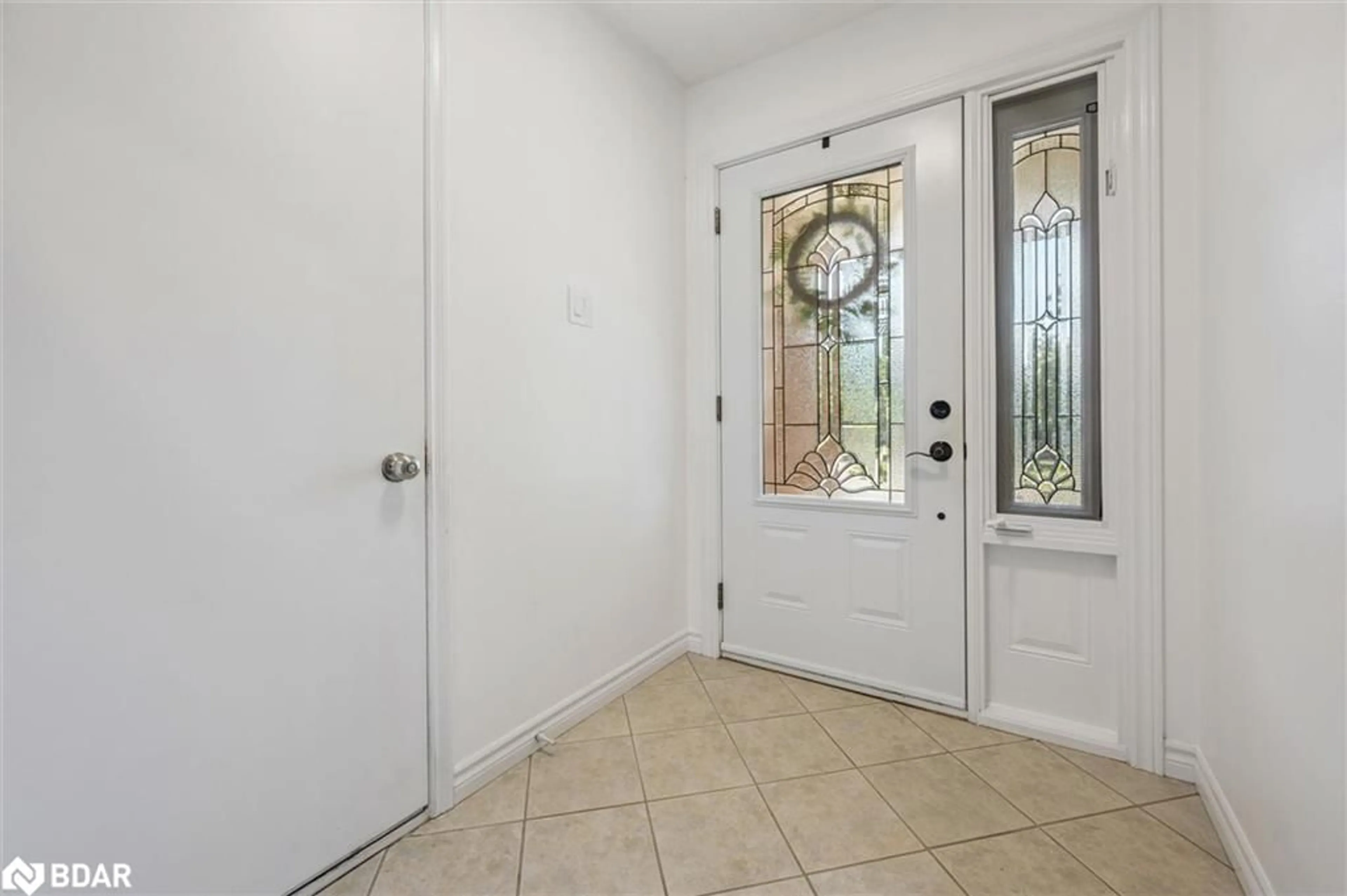 Indoor entryway for 32 Warwick Crt, Kitchener Ontario N2E 2P1