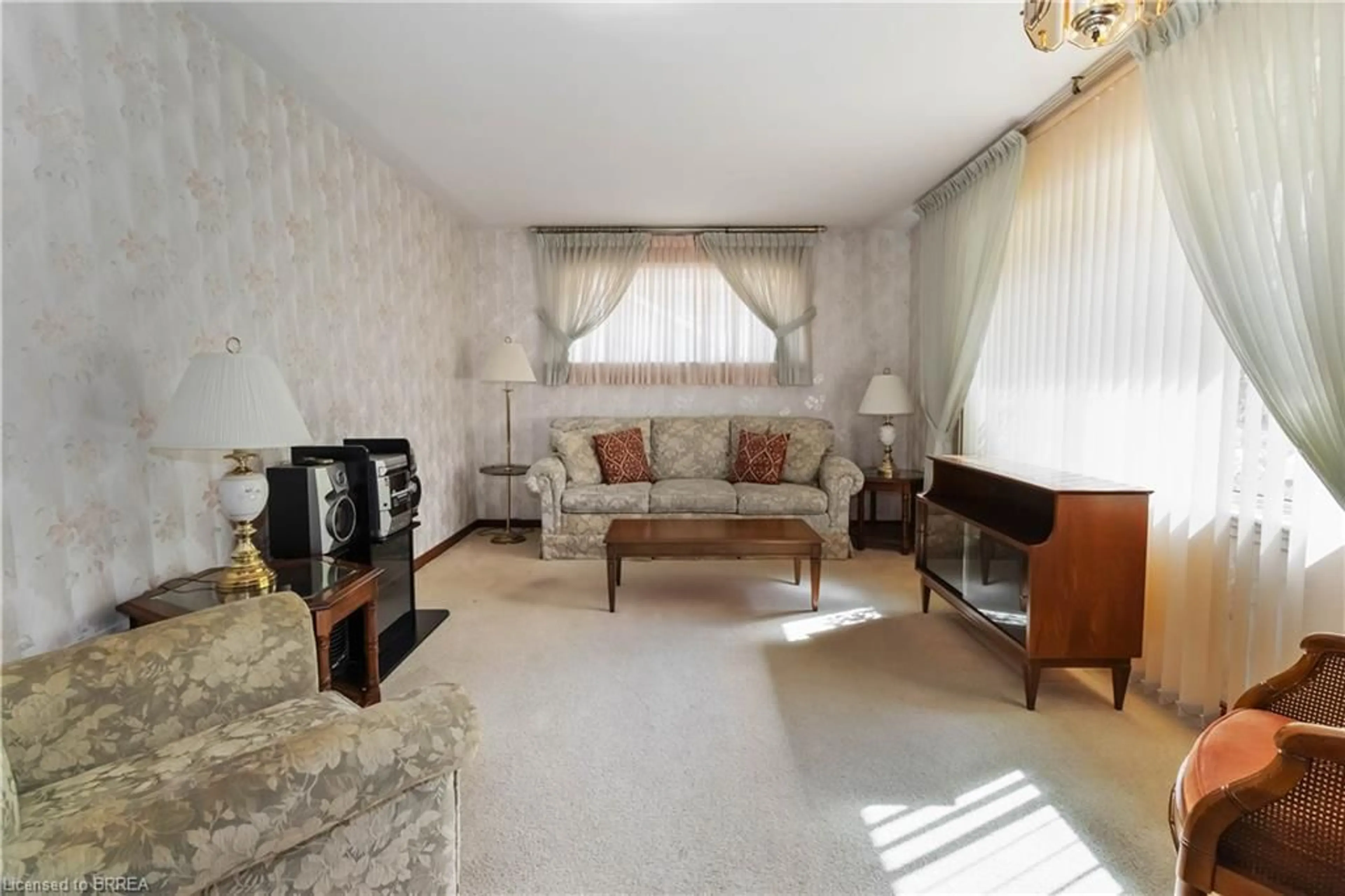 Living room with furniture, unknown for 77 Evelyn St, Brantford Ontario N3R 3H2
