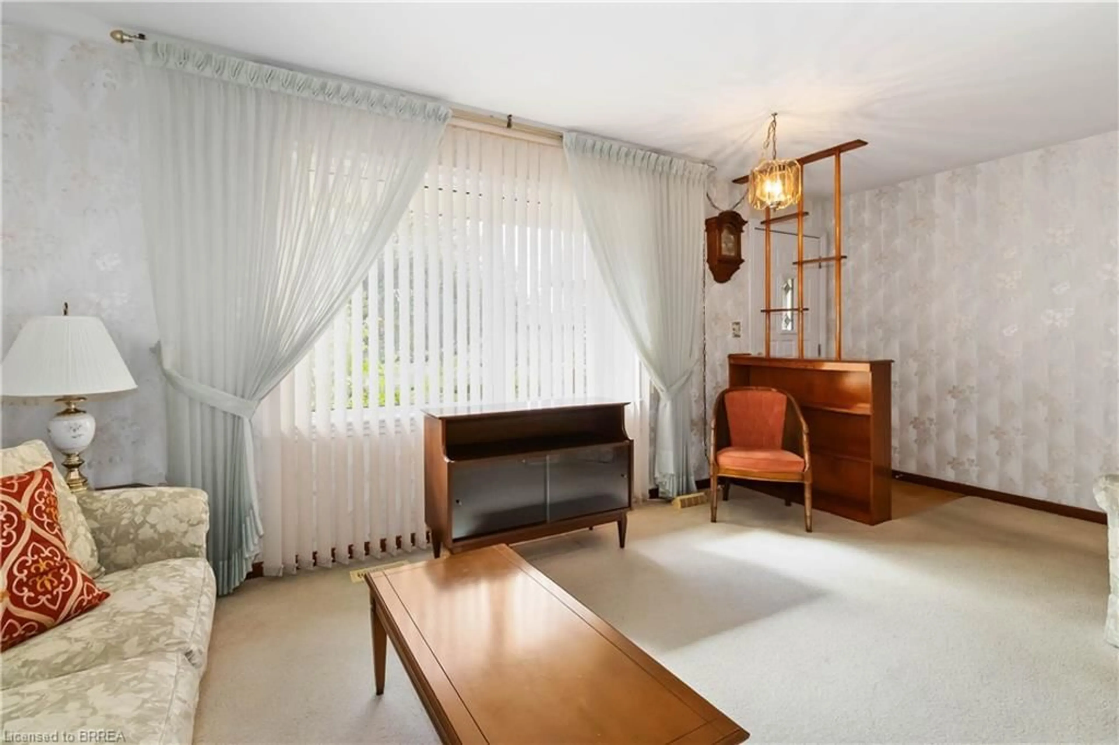 Living room with furniture, unknown for 77 Evelyn St, Brantford Ontario N3R 3H2