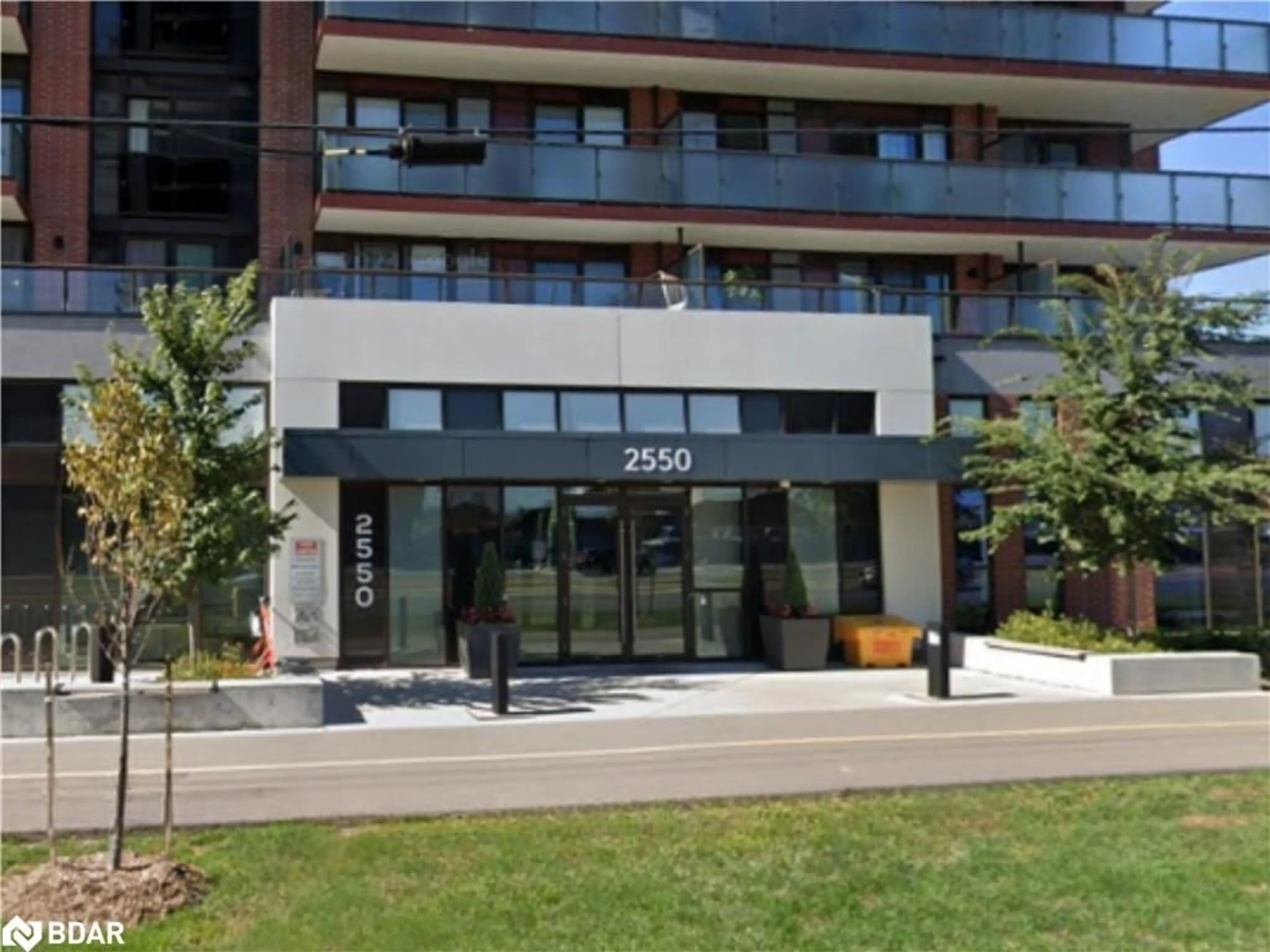Indoor foyer for 2550 Simcoe Street North St #718, Oshawa Ontario L1L 0R5