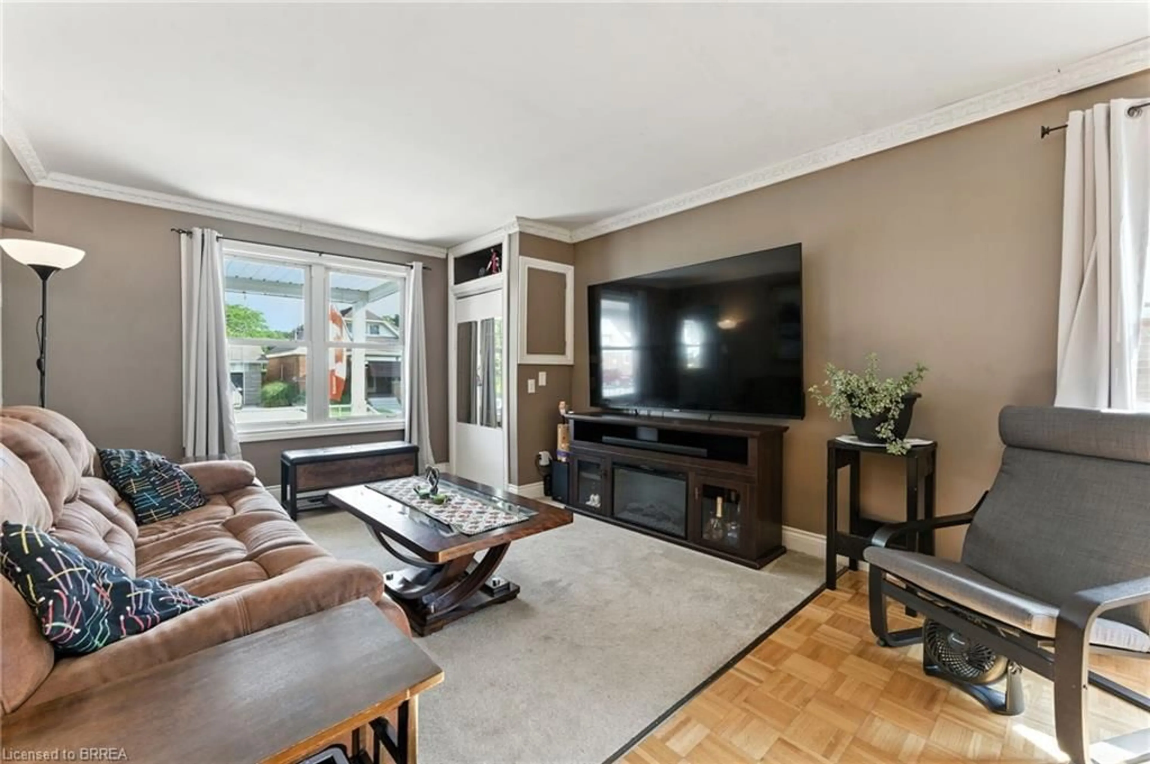 Living room with furniture, unknown for 28 Baldwin Ave, Brantford Ontario N3S 1H5
