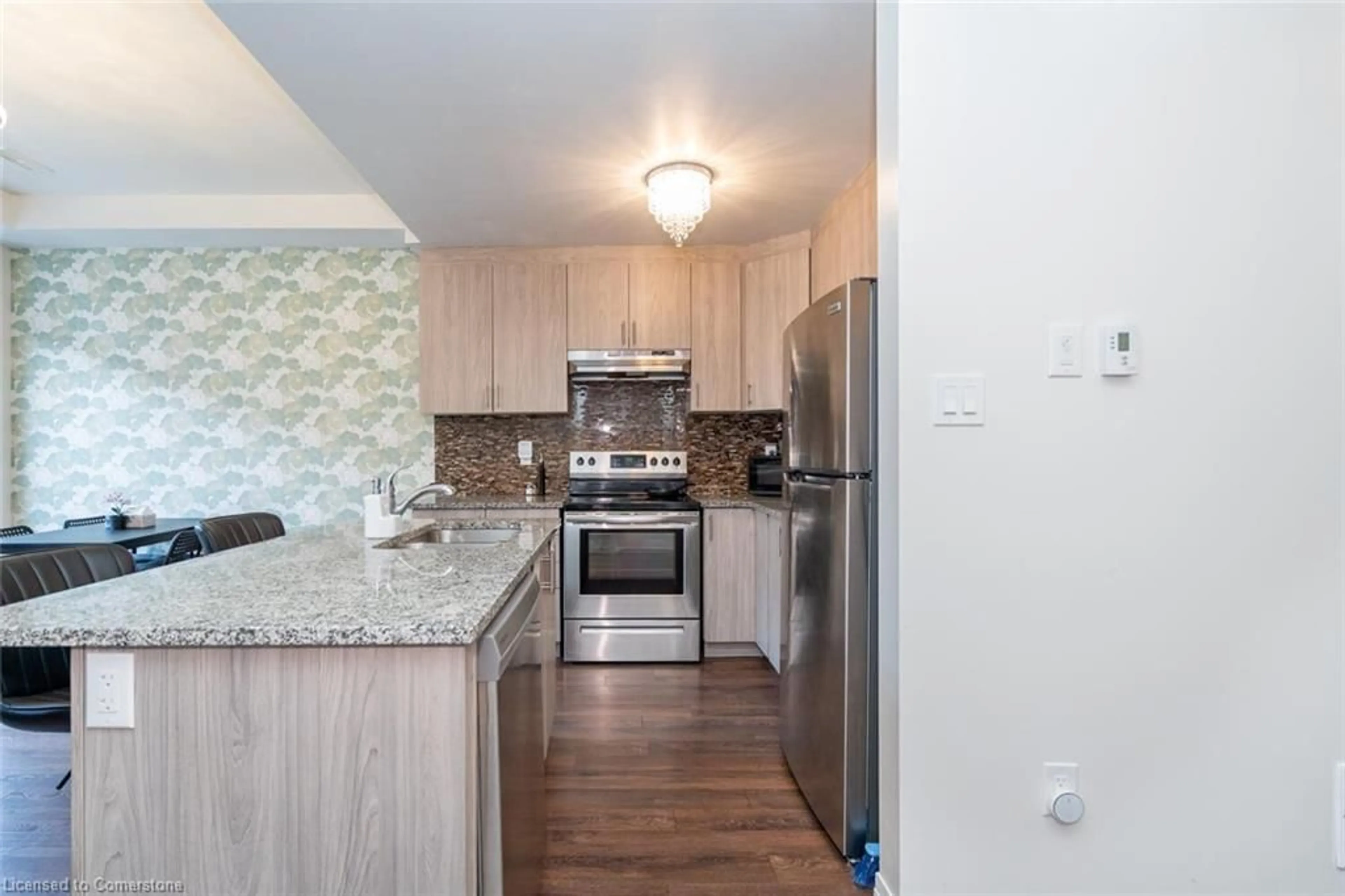 Standard kitchen, wood/laminate floor for 2 Willow St #46, Paris Ontario N3L 0K7