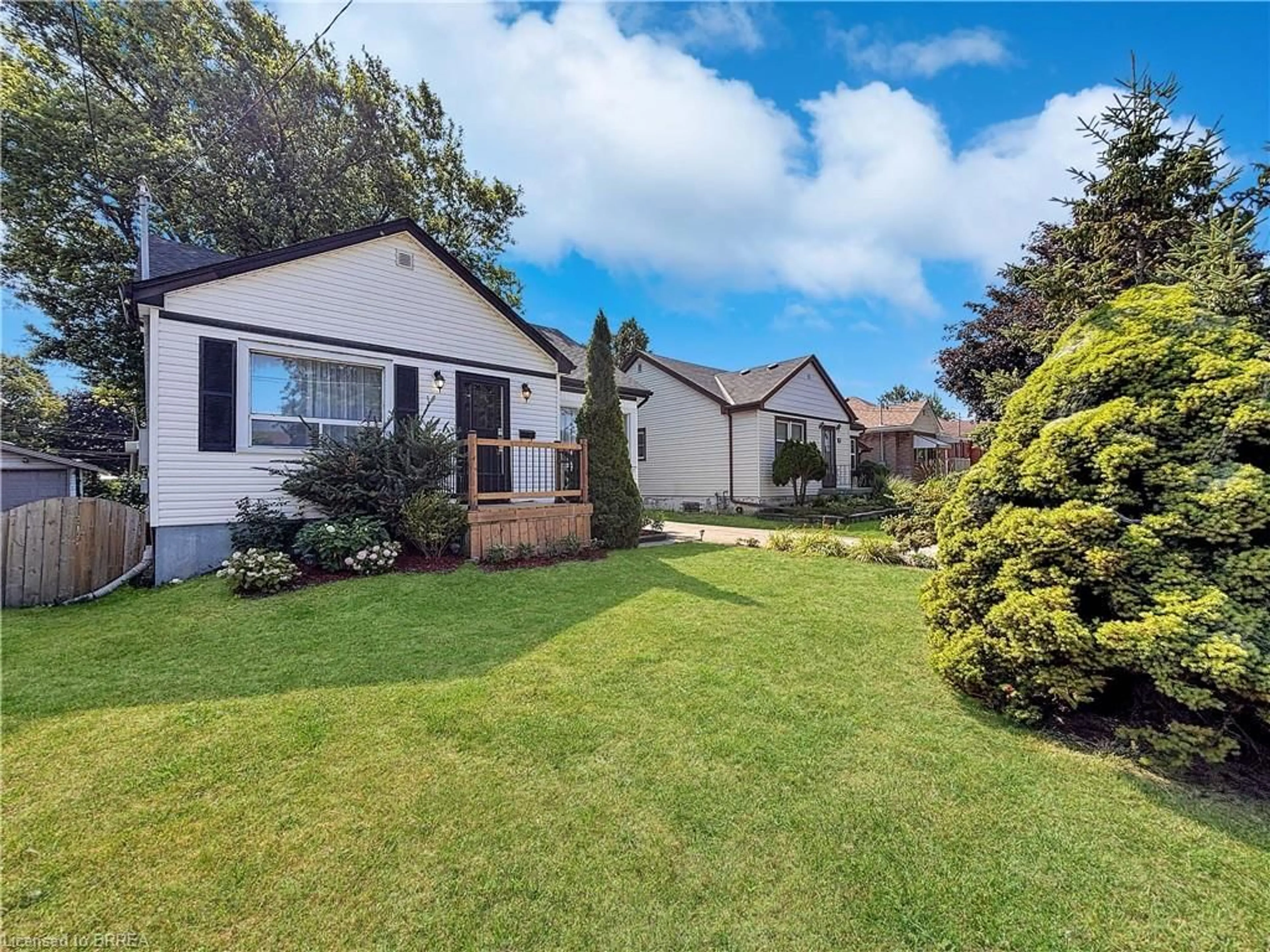 A pic from outside/outdoor area/front of a property/back of a property/a pic from drone, street for 357 East 27th St, Hamilton Ontario L8V 3G9
