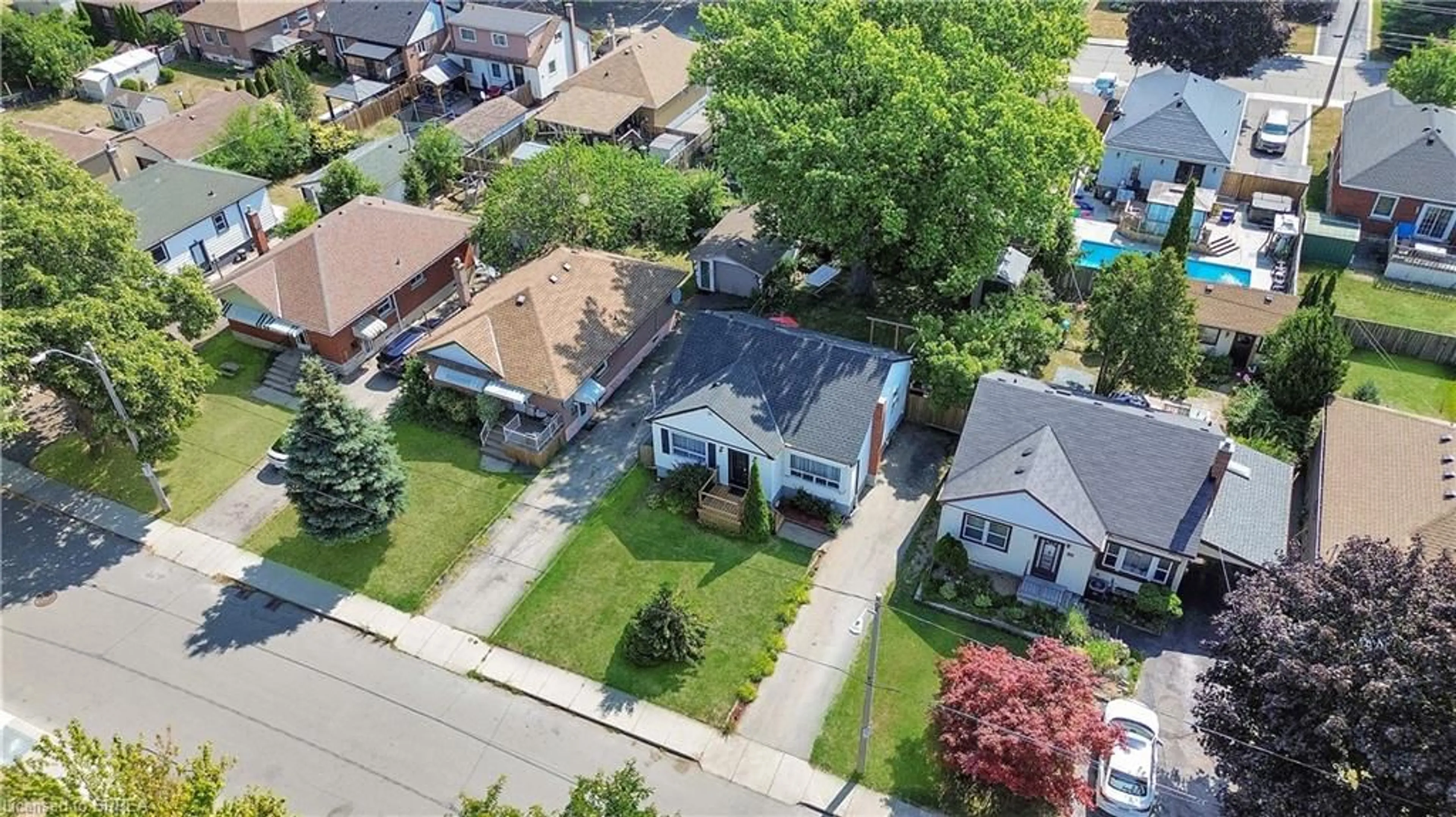 A pic from outside/outdoor area/front of a property/back of a property/a pic from drone, street for 357 East 27th St, Hamilton Ontario L8V 3G9