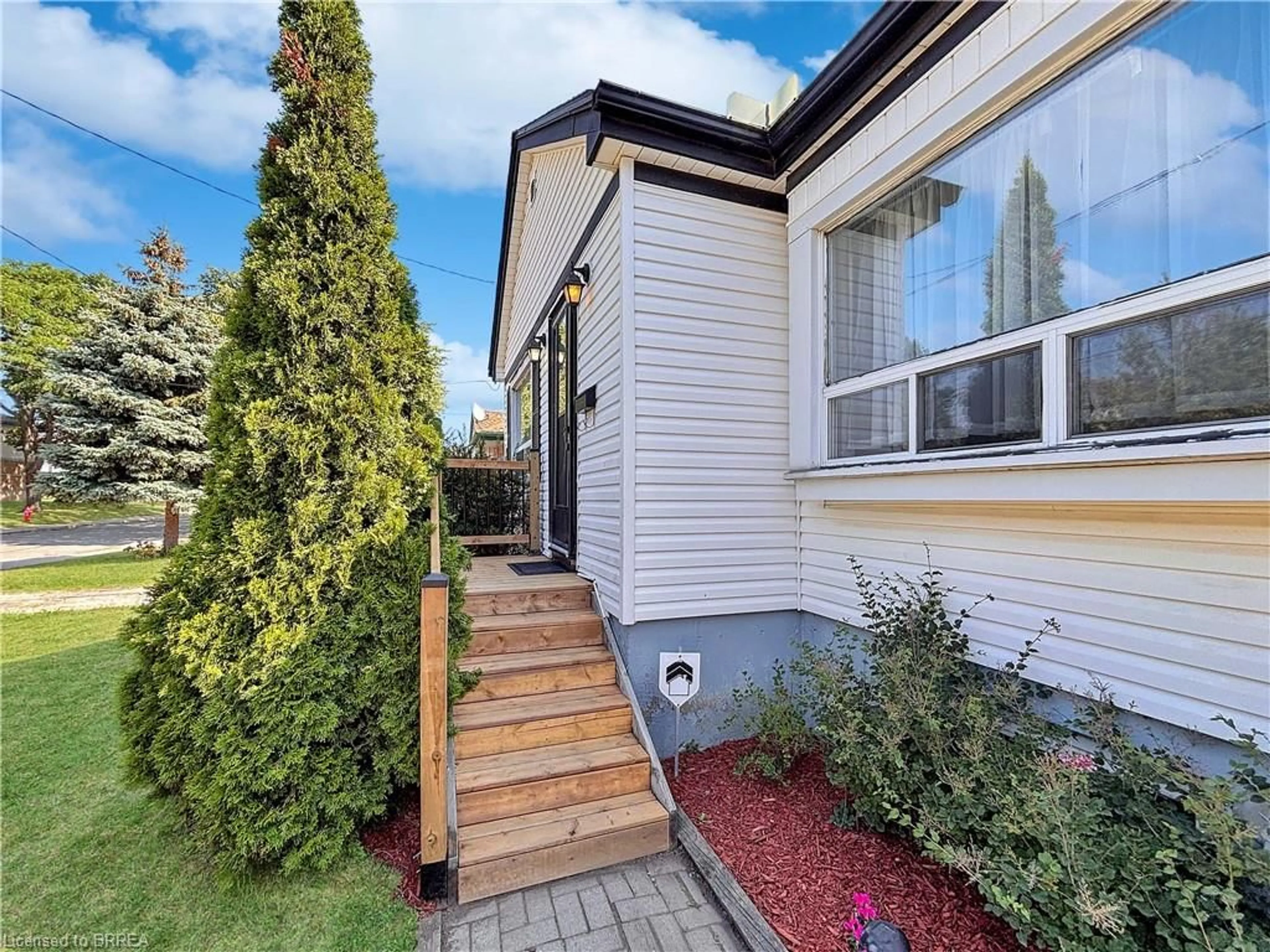 Home with vinyl exterior material, street for 357 East 27th St, Hamilton Ontario L8V 3G9