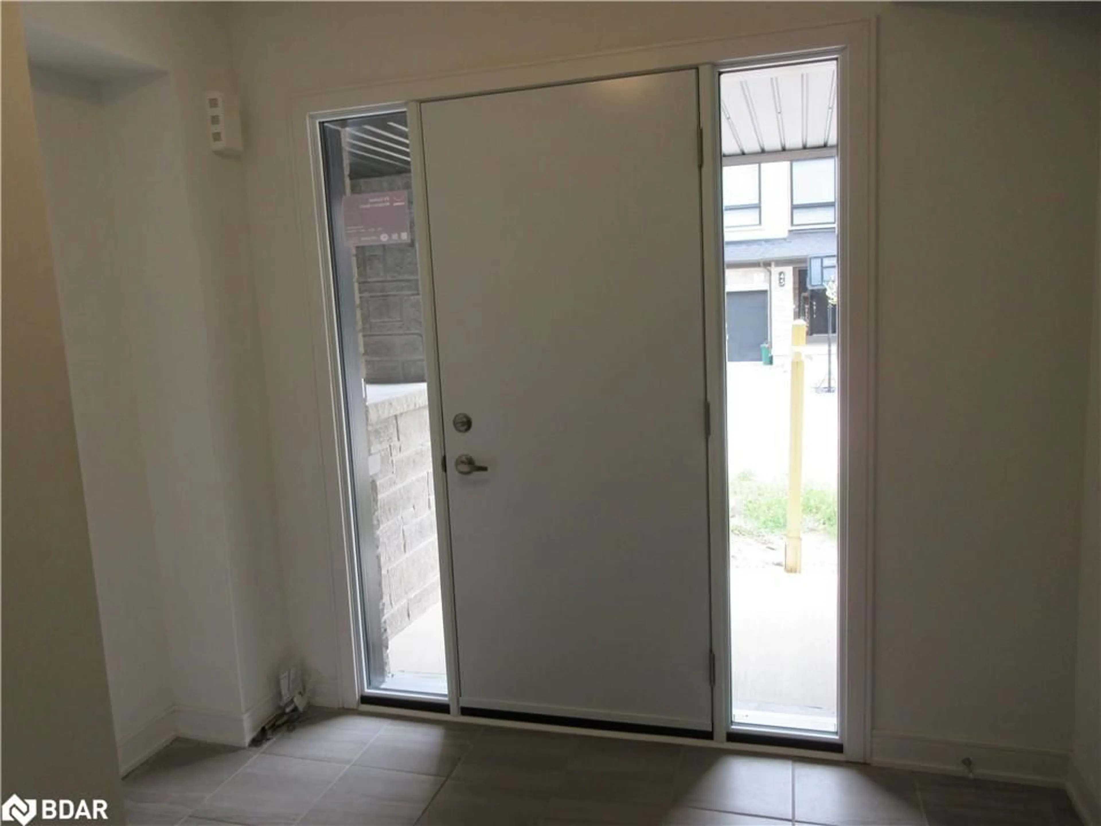 Indoor entryway for 44 Red Maple Lane Lane, Barrie Ontario L9J 0N7