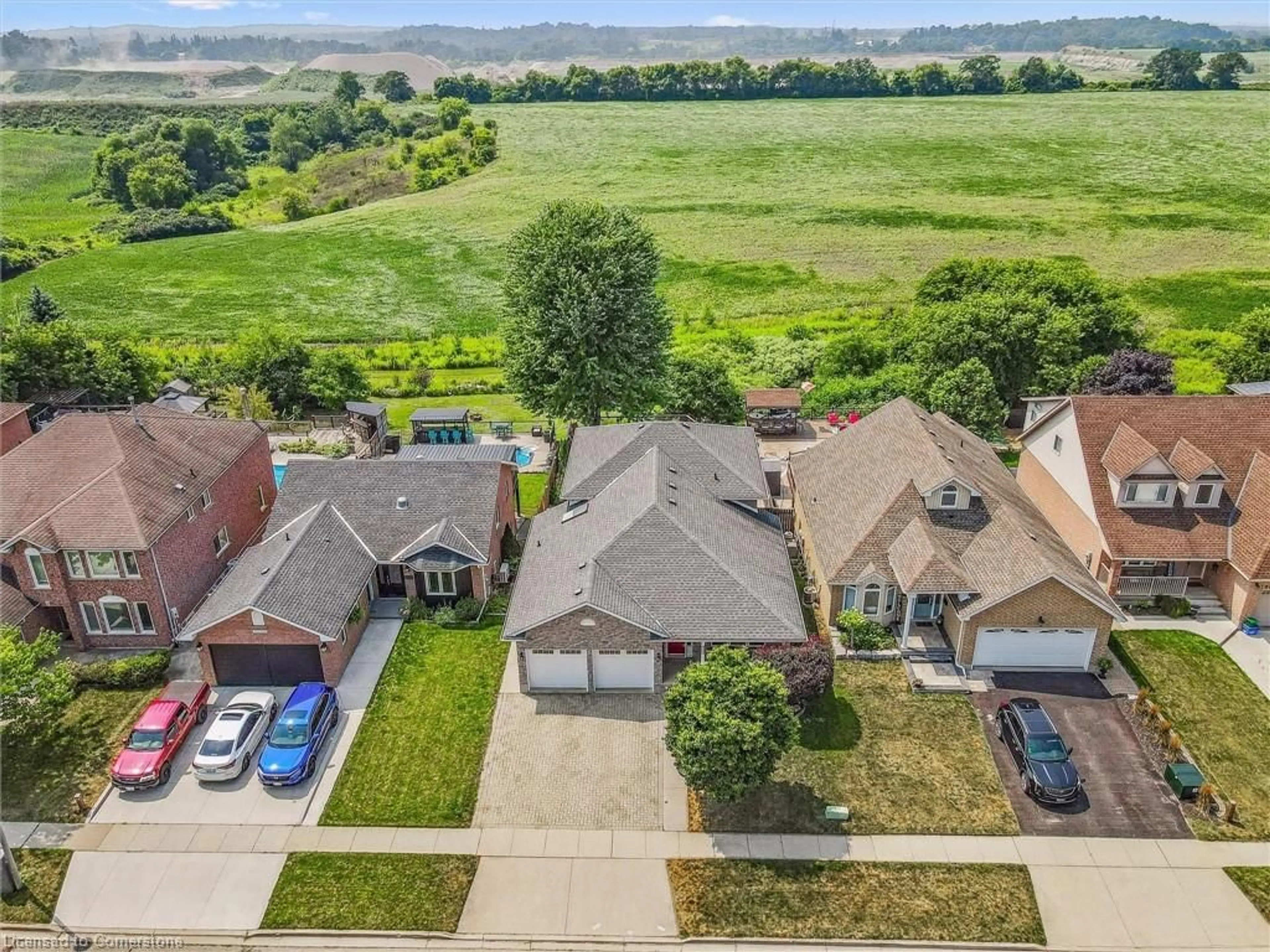 A pic from outside/outdoor area/front of a property/back of a property/a pic from drone, unknown for 114 Delavan Dr, Cambridge Ontario N1S 4S3