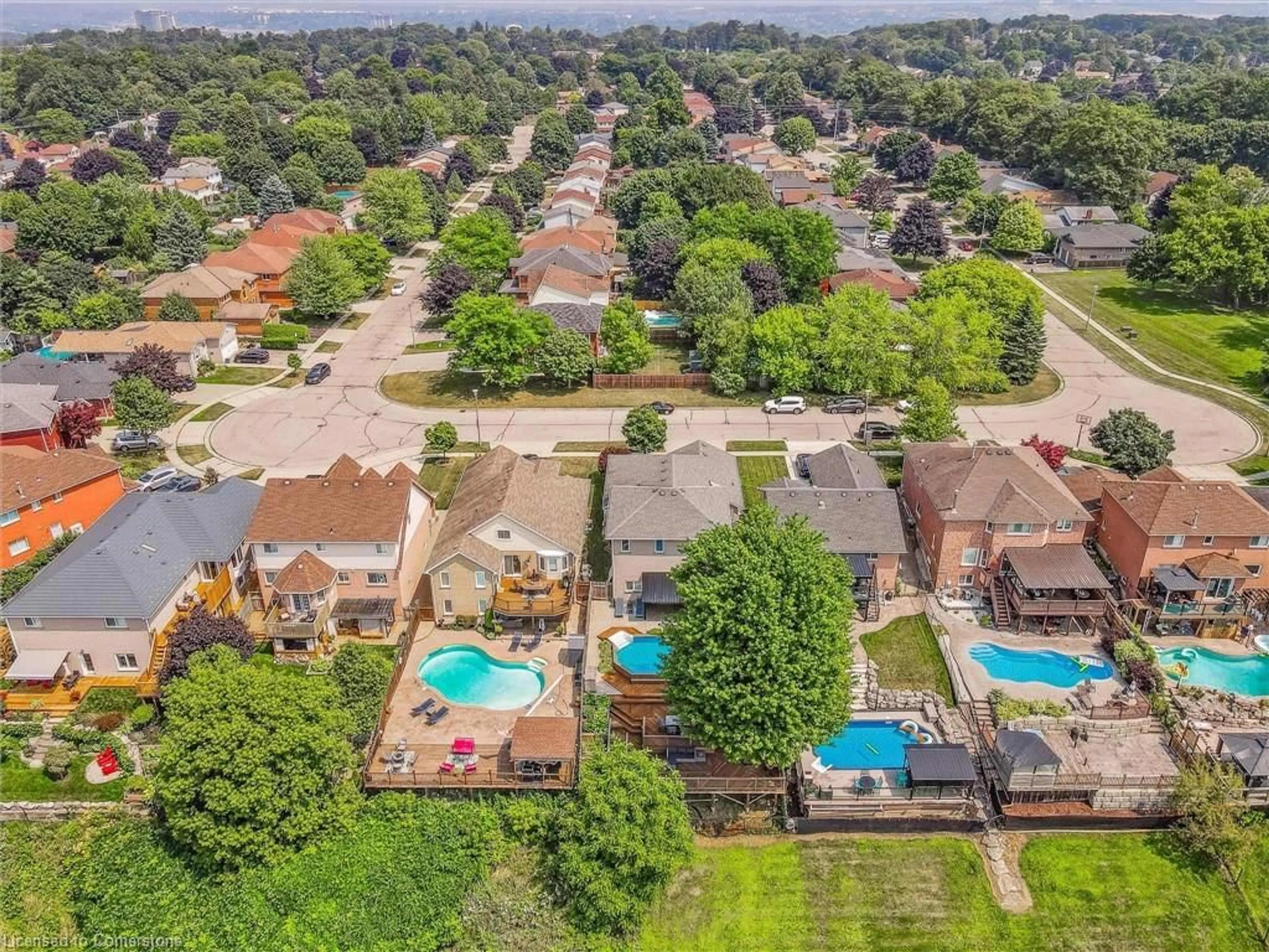 A pic from outside/outdoor area/front of a property/back of a property/a pic from drone, street for 114 Delavan Dr, Cambridge Ontario N1S 4S3