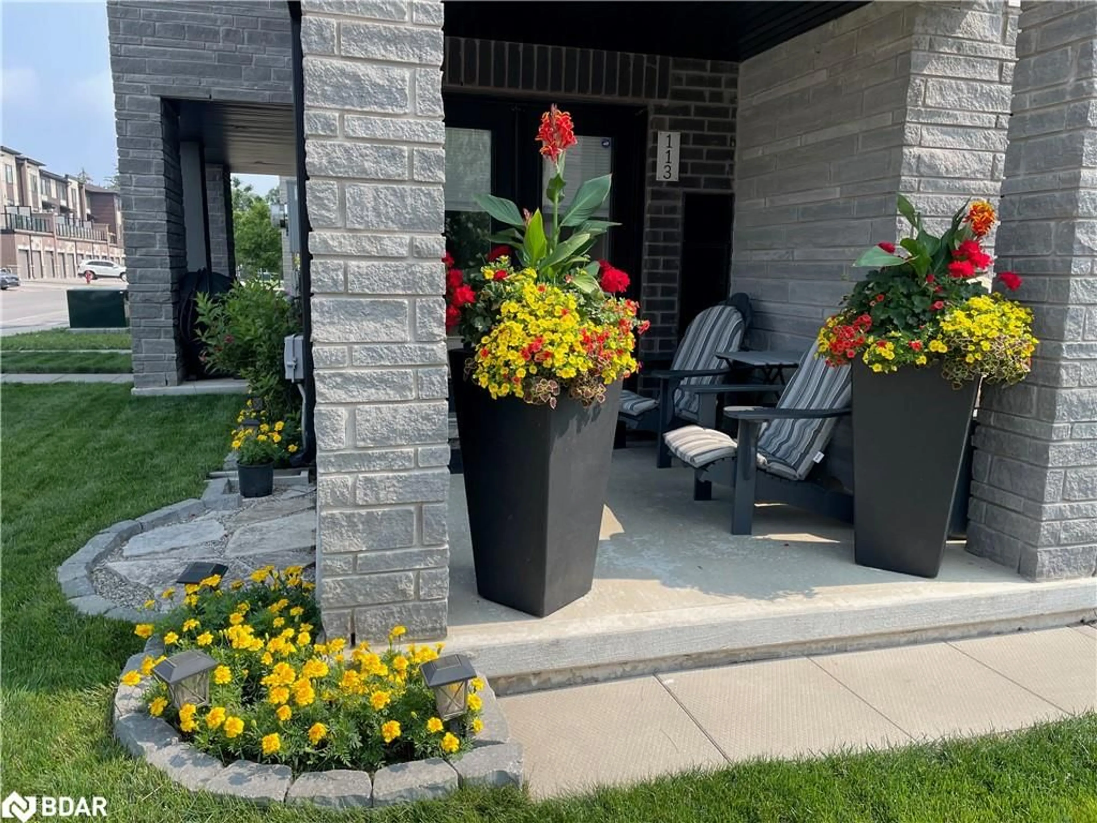 Patio, street for 590 North Service Rd #113, Stoney Creek Ontario L8E 0K5
