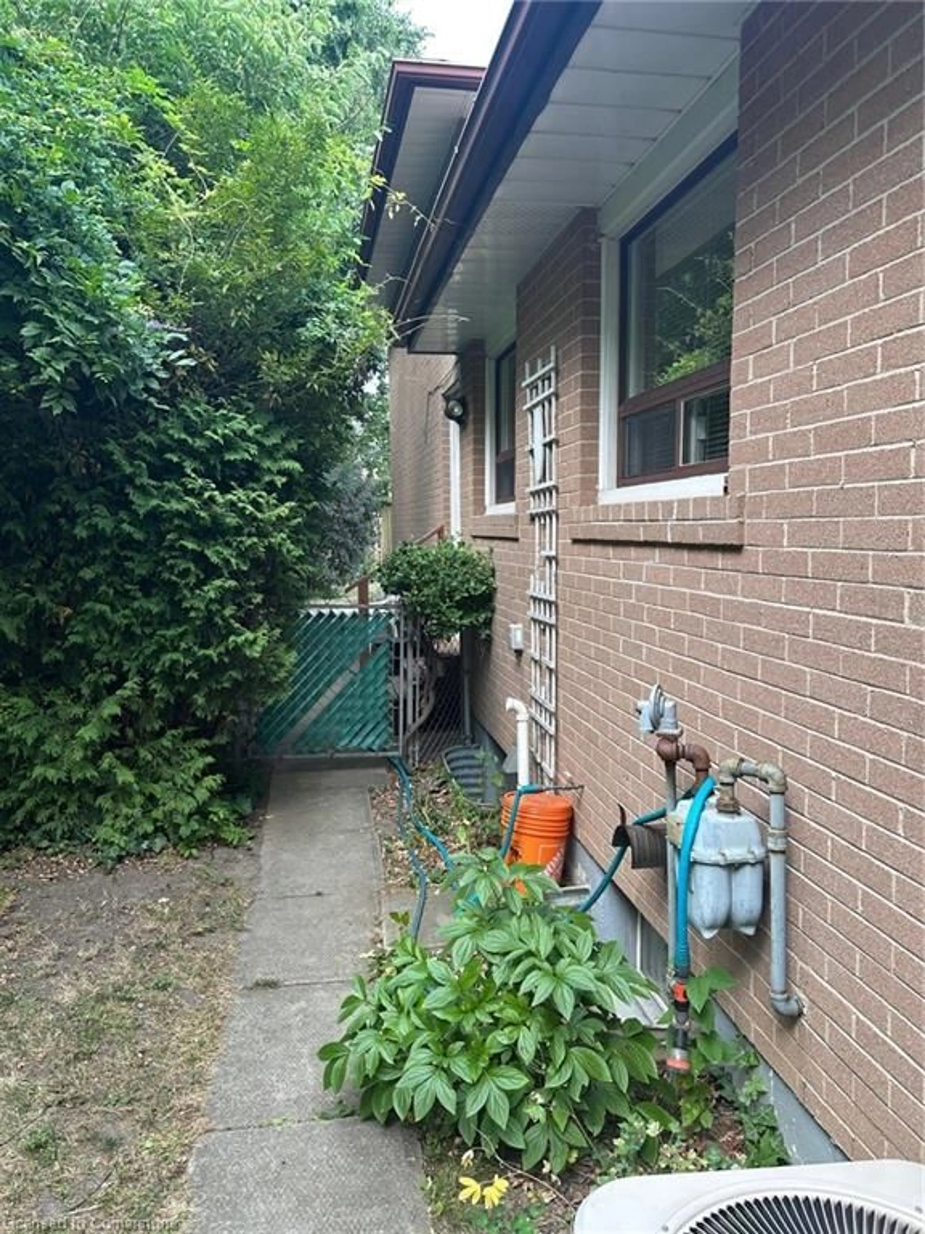 A pic from outside/outdoor area/front of a property/back of a property/a pic from drone, street for 1588 Hobbs Cres, Mississauga Ontario L5J 3R9