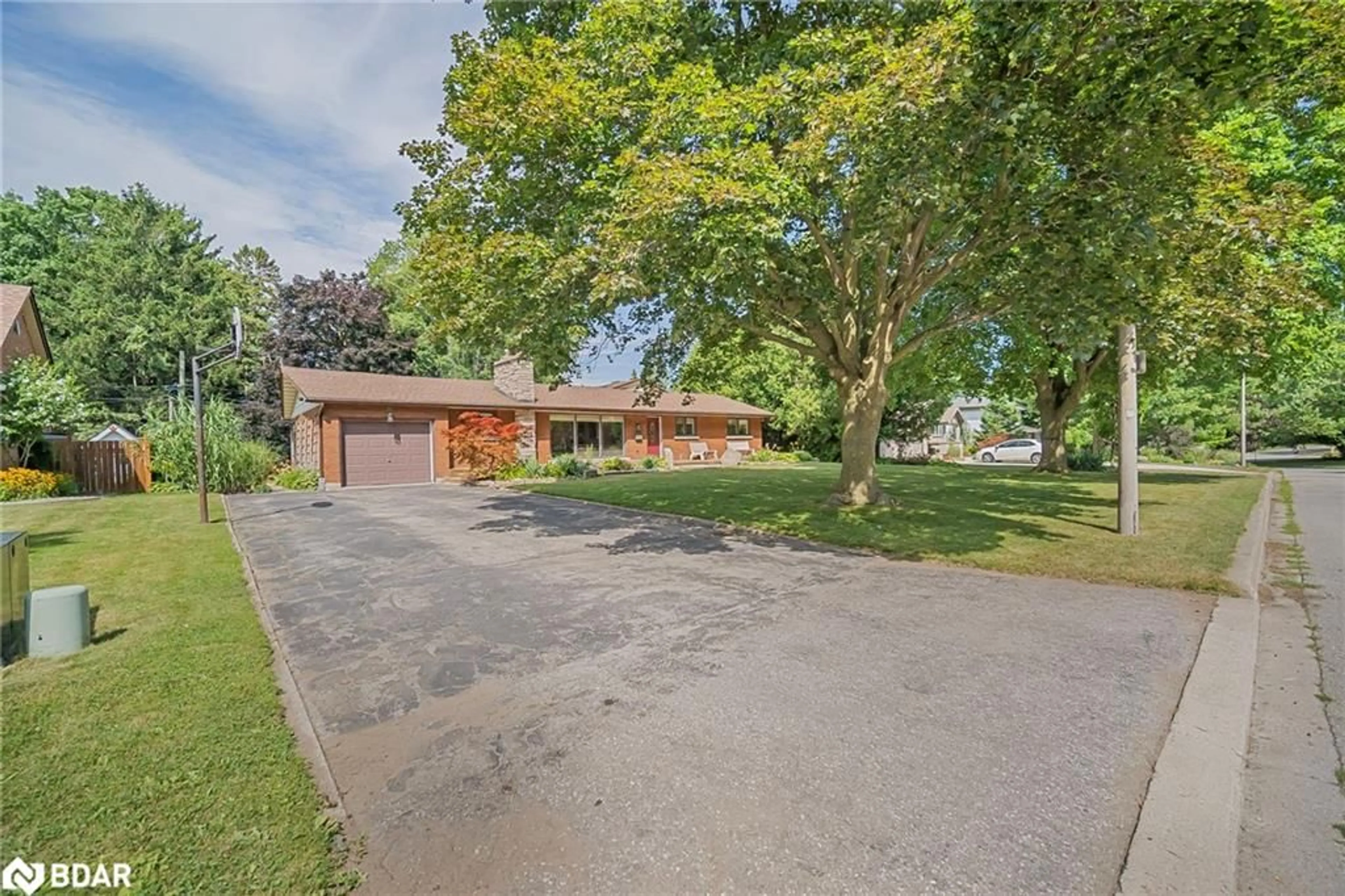 A pic from outside/outdoor area/front of a property/back of a property/a pic from drone, street for 15 Hawthorne Rd, Cambridge Ontario N1S 3J8