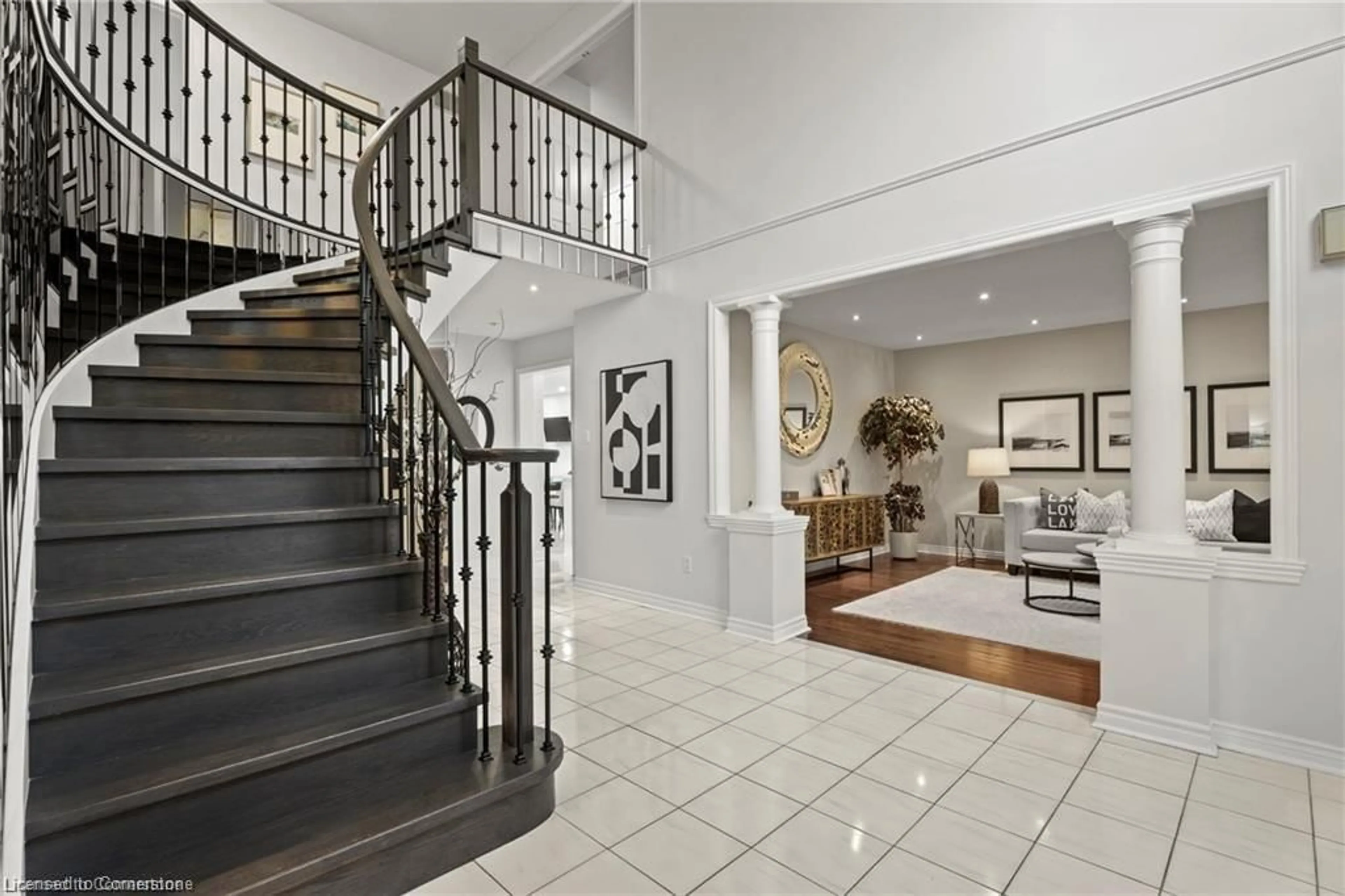 Indoor foyer for 3407 Clayton Rd, Mississauga Ontario L5L 4Z3