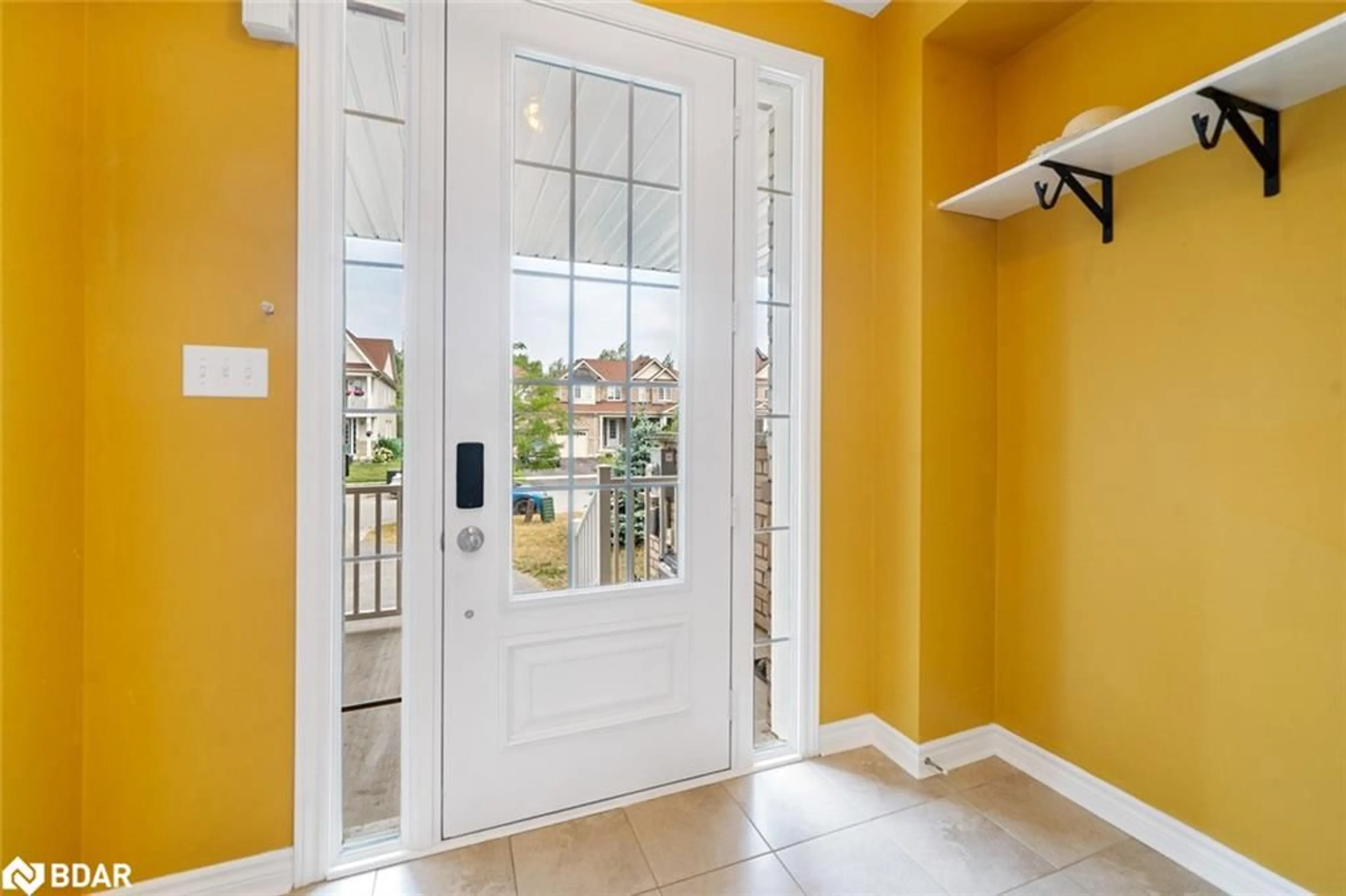 Indoor entryway for 85 Blanchard Crescent, Angus Ontario L0M 1B5