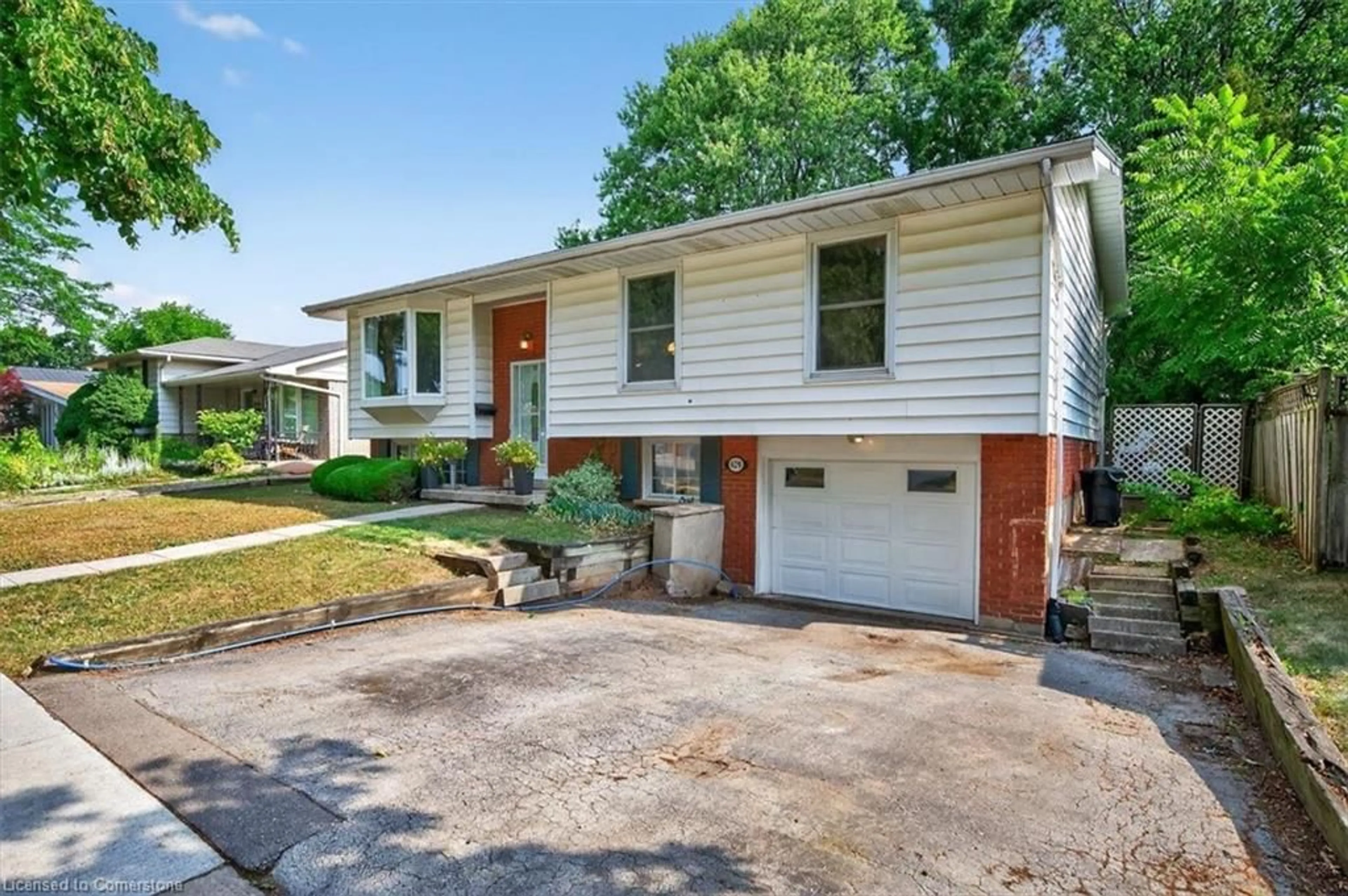 Home with brick exterior material, street for 639 Blue Forest Hill, Burlington Ontario L7L 4H4