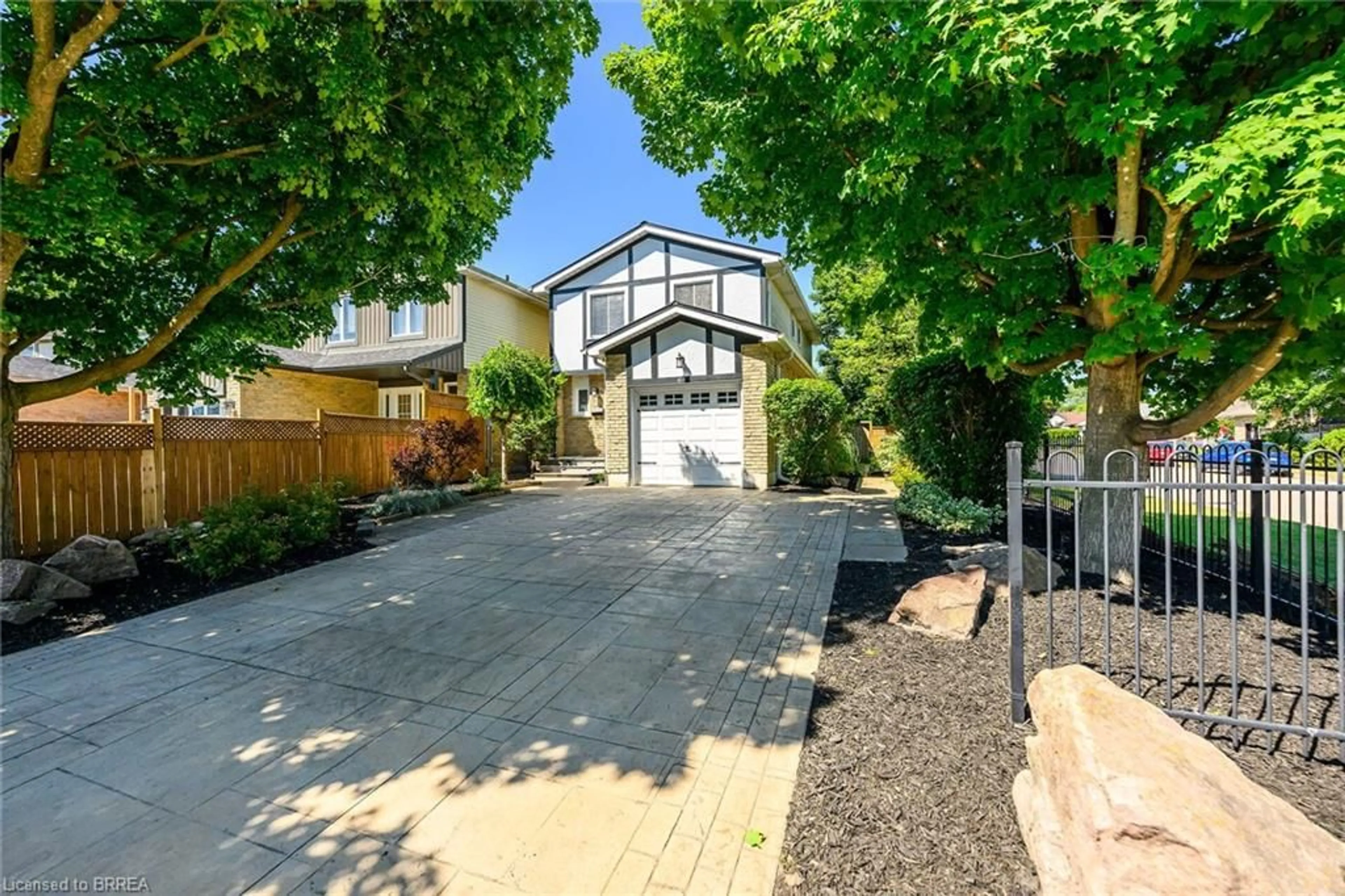 A pic from outside/outdoor area/front of a property/back of a property/a pic from drone, street for 69 Garden Cres, Paris Ontario N3L 3T1