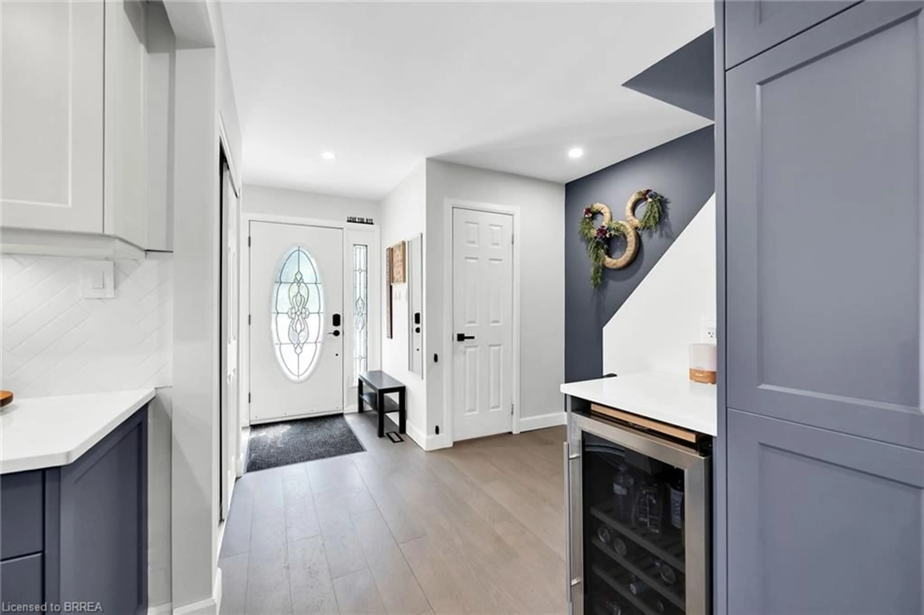 Indoor entryway for 69 Garden Cres, Paris Ontario N3L 3T1