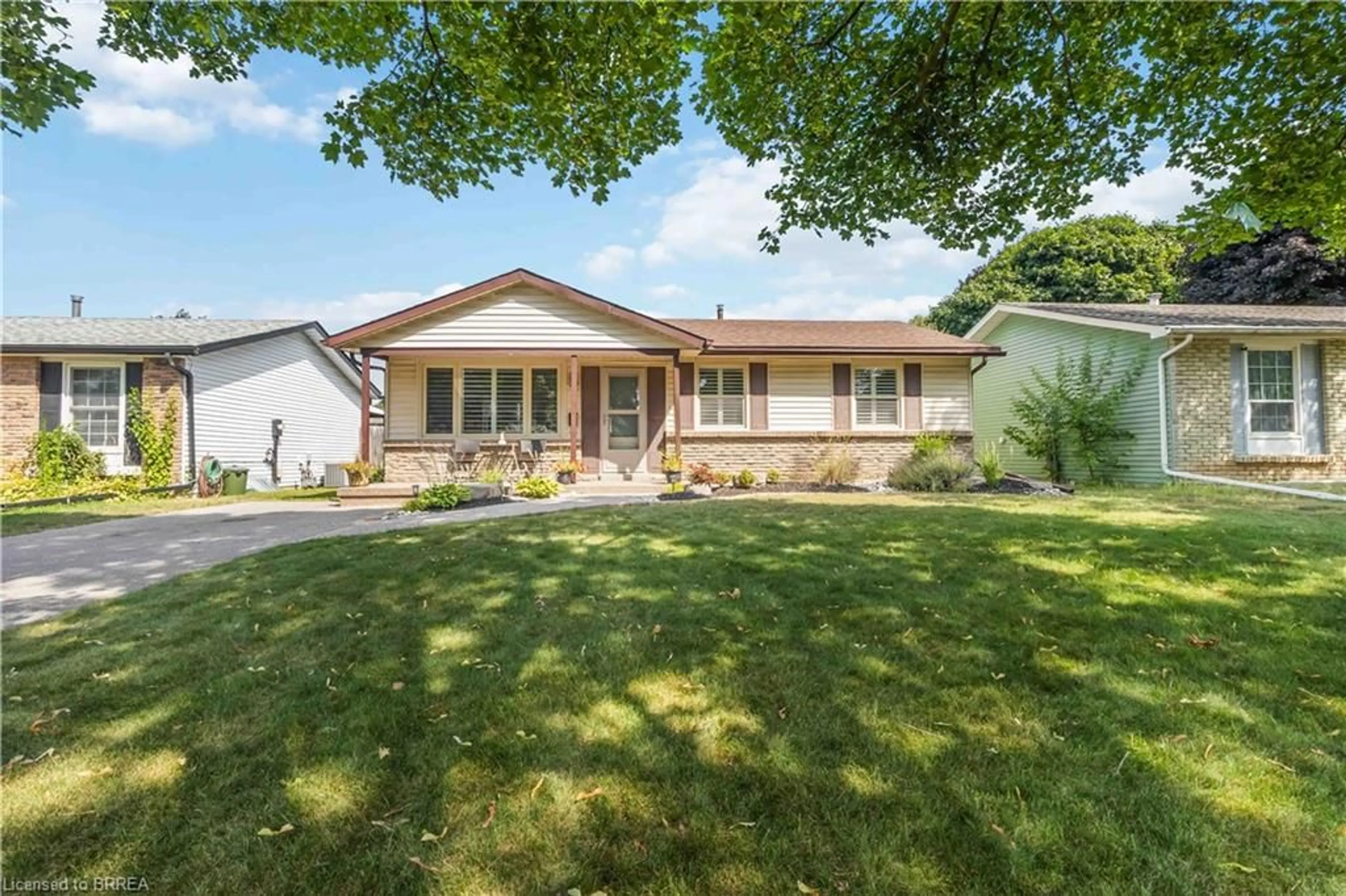 Home with vinyl exterior material, street for 8 Hawthorne Lane, Brantford Ontario N3R 6H8