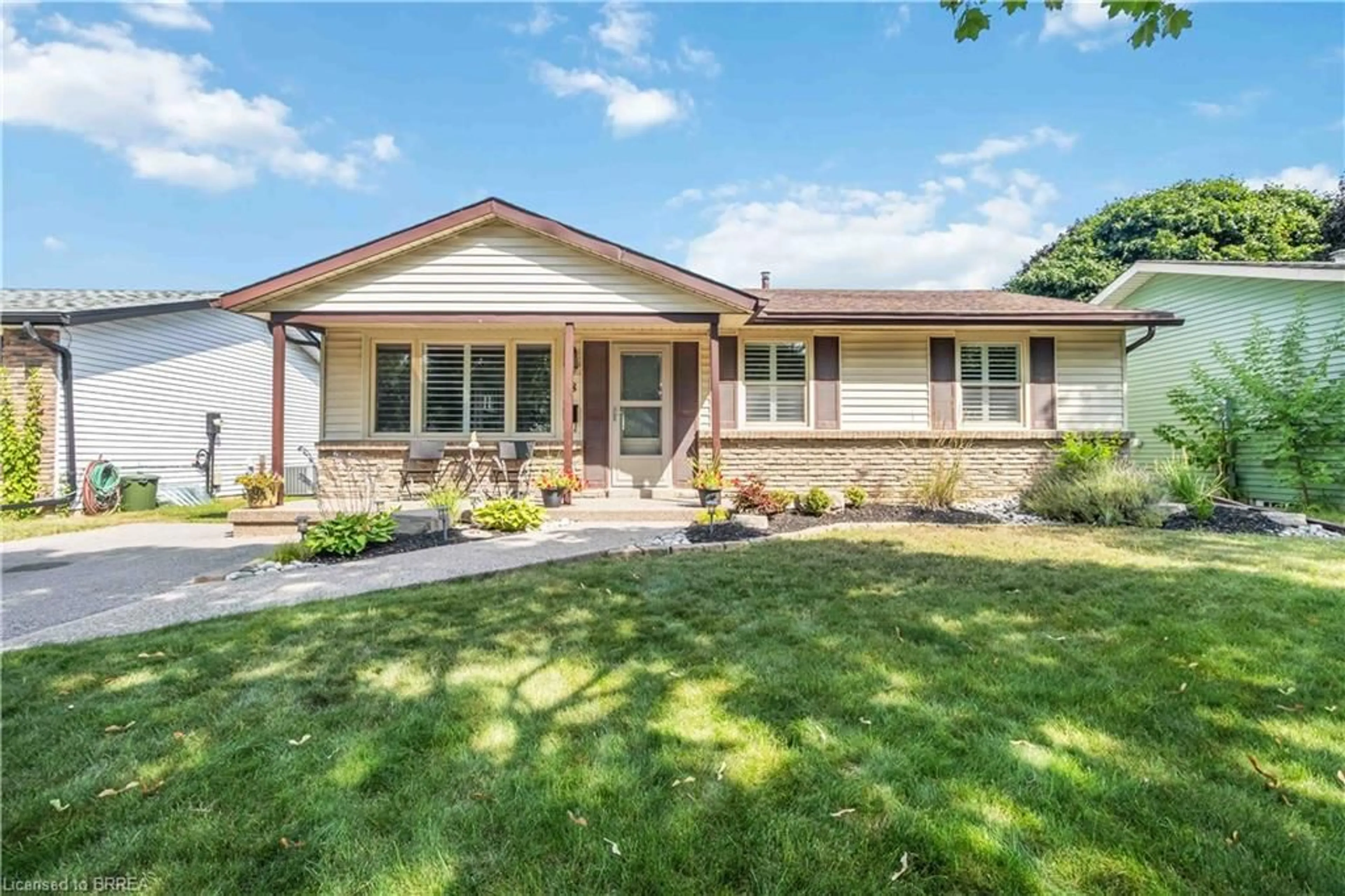 Home with vinyl exterior material, street for 8 Hawthorne Lane, Brantford Ontario N3R 6H8