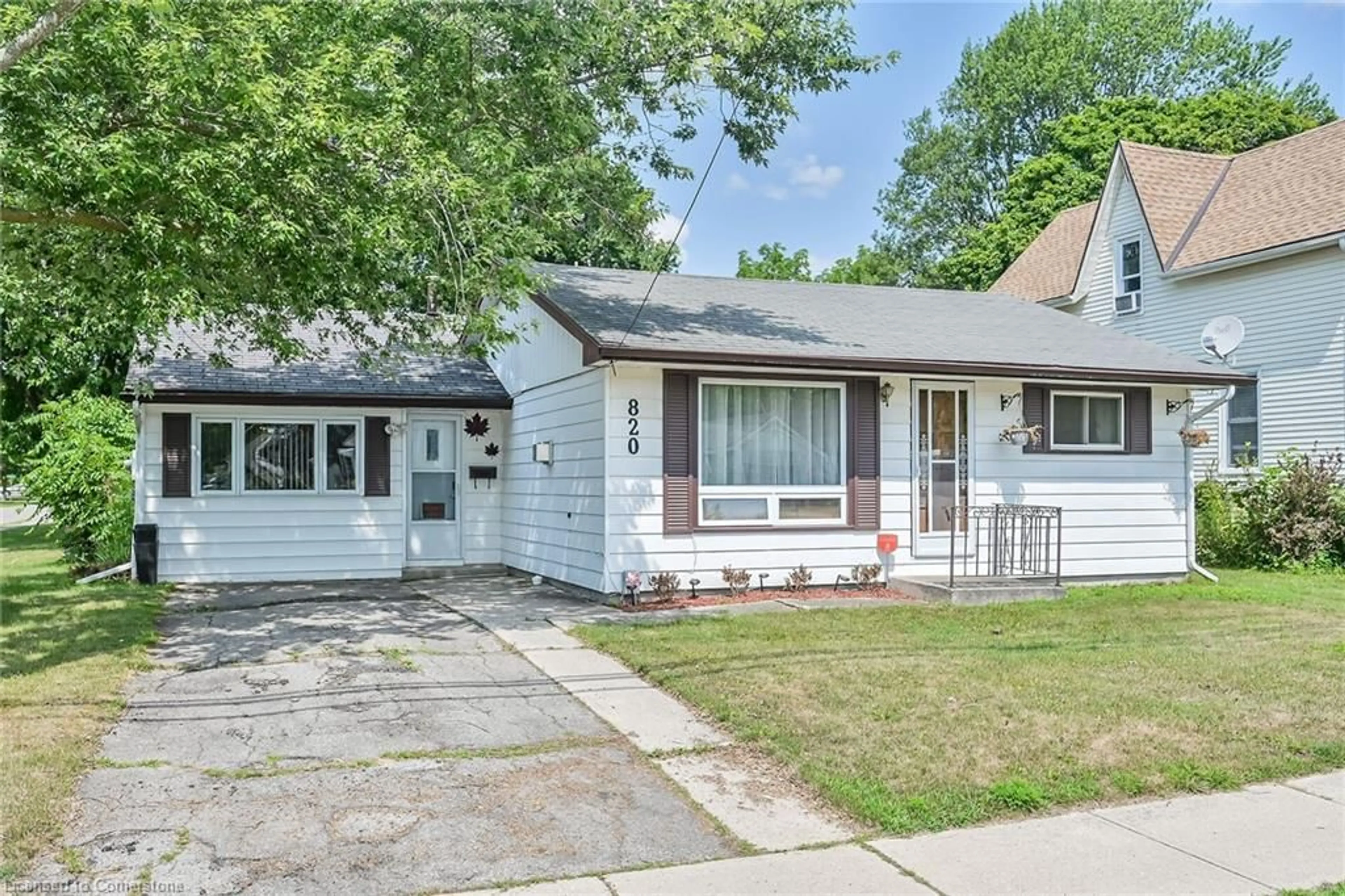 Home with vinyl exterior material, street for 820 Pine St, Dunnville Ontario N1A 2M5