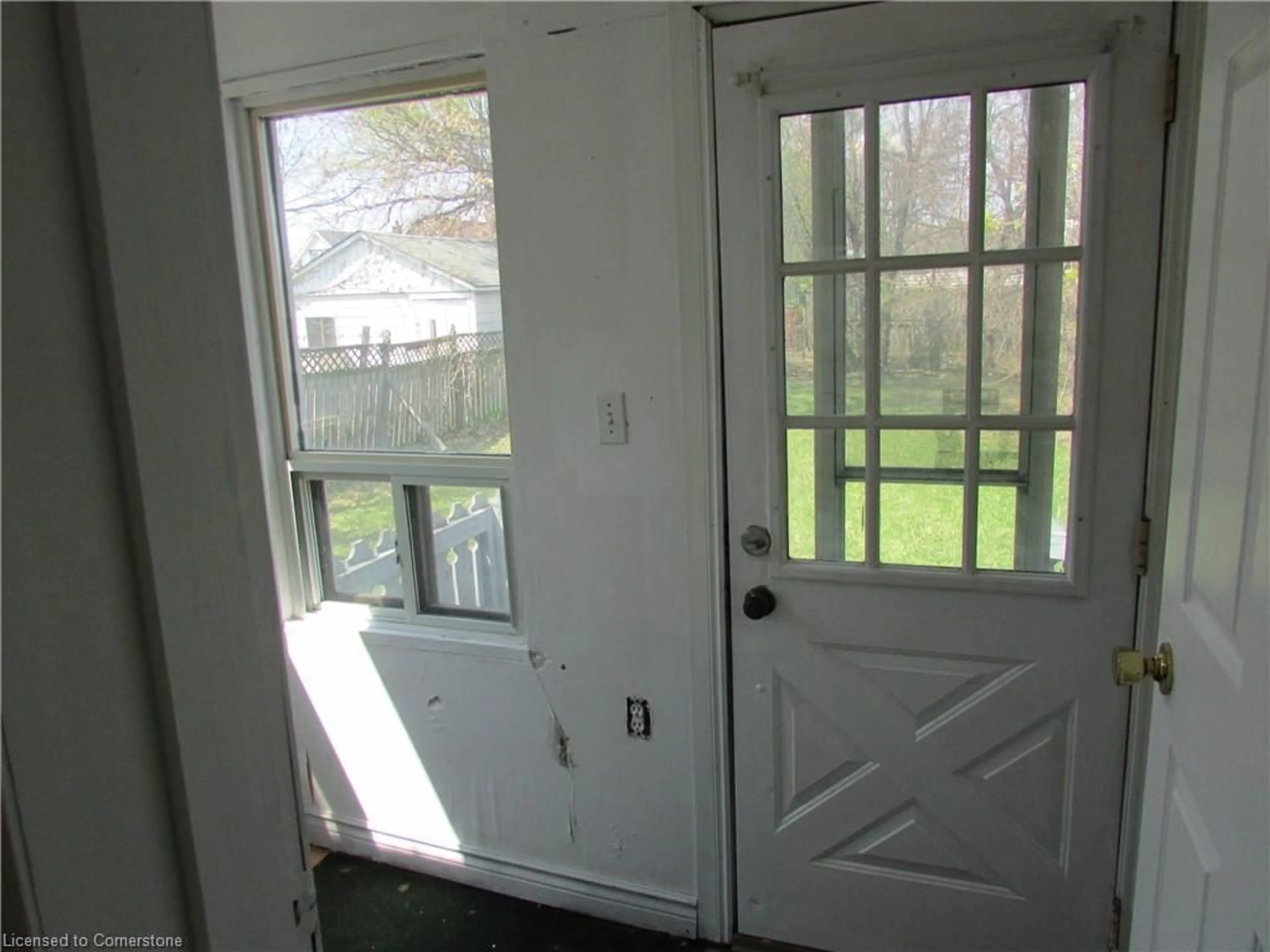 Indoor entryway for 35 Stapleton Ave, Hamilton Ontario L8H 3N4