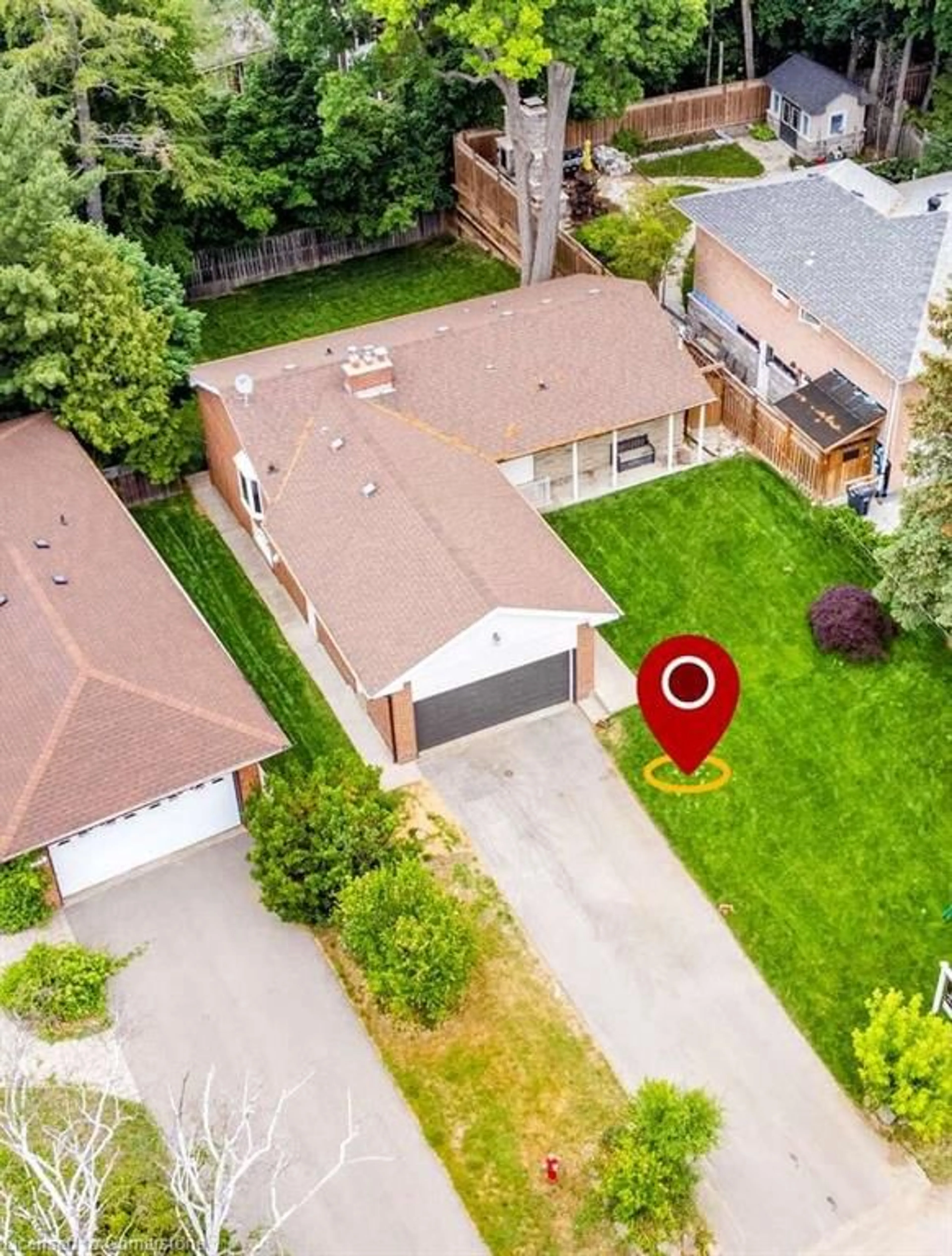 A pic from outside/outdoor area/front of a property/back of a property/a pic from drone, street for 3438 Enniskillen Cir, Mississauga Ontario L5C 2N1