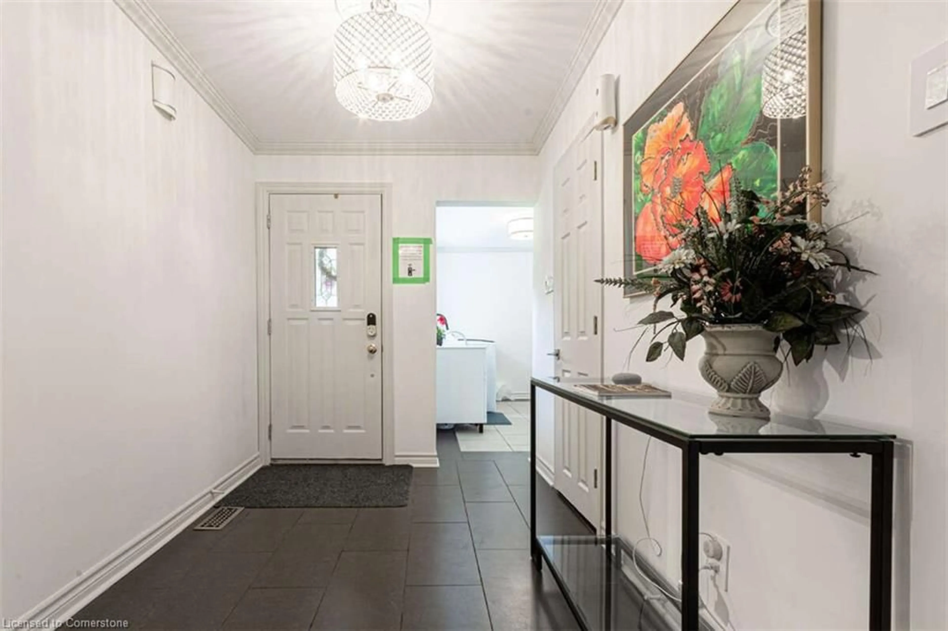 Indoor entryway for 3438 Enniskillen Cir, Mississauga Ontario L5C 2N1