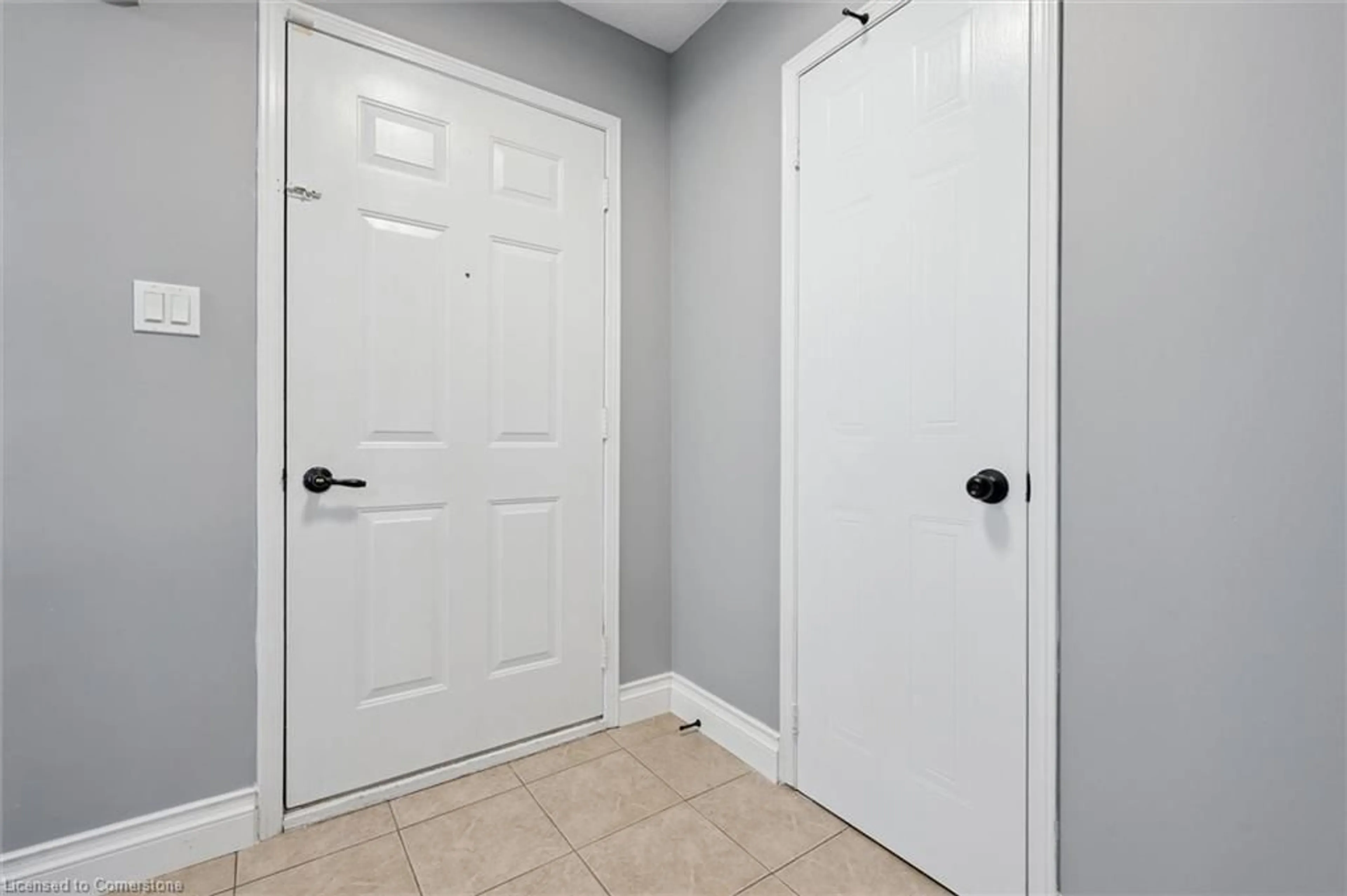 Indoor entryway for 219 Kingswood Dr #18, Kitchener Ontario N2E 3J4