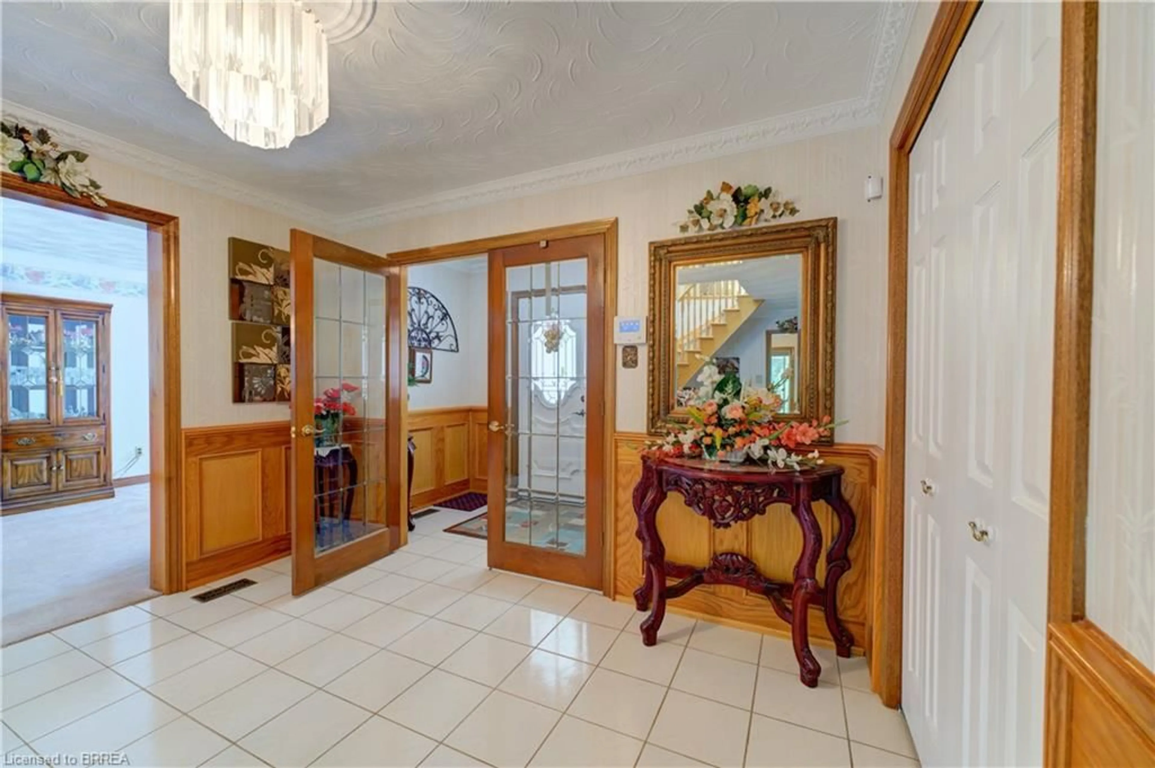 Indoor foyer for 18 Riva Ridge, Brantford Ontario N3P 1S2