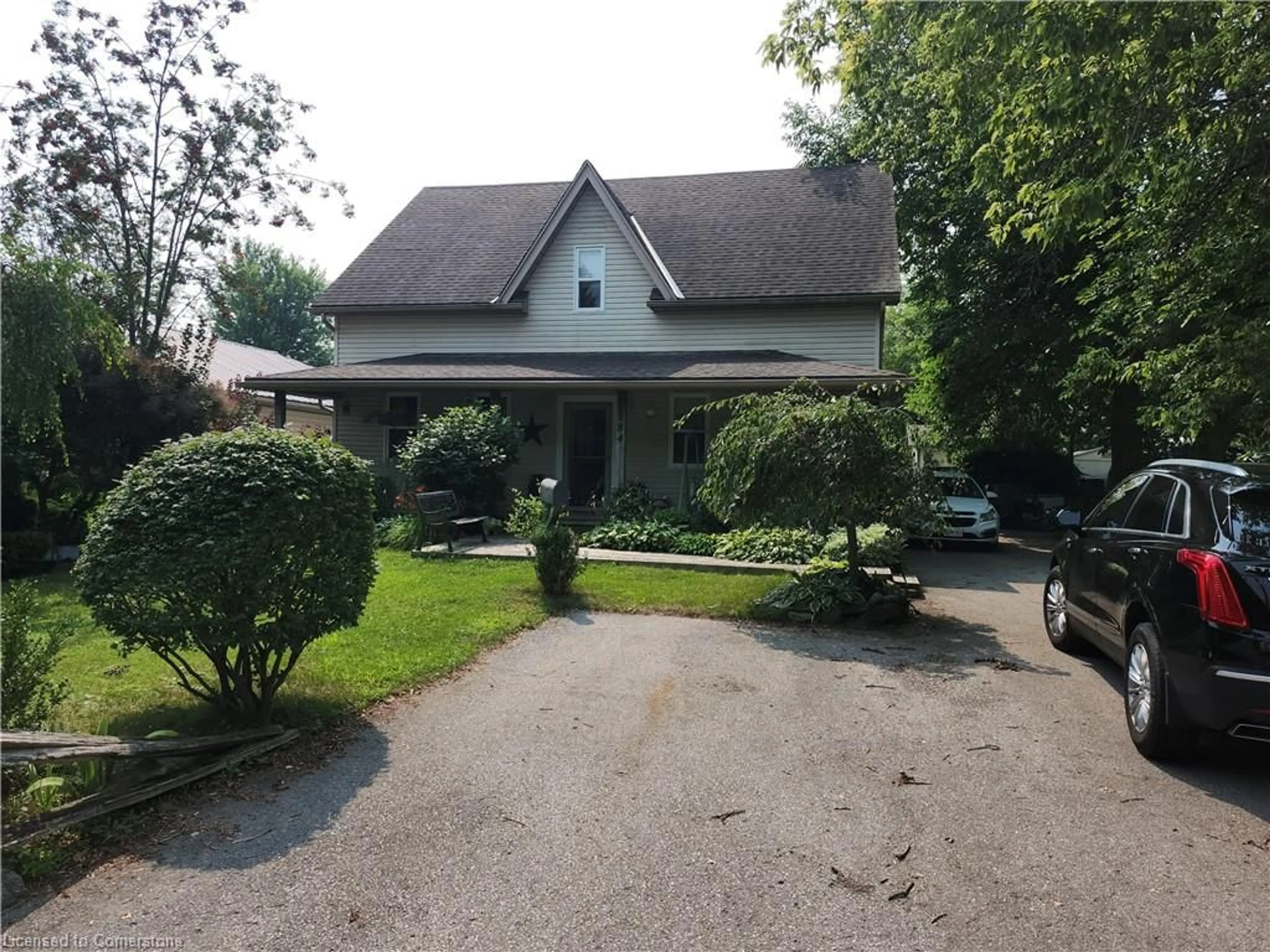 A pic from outside/outdoor area/front of a property/back of a property/a pic from drone, street for 184 Temperance St, Waterford Ontario N0E 1Y0