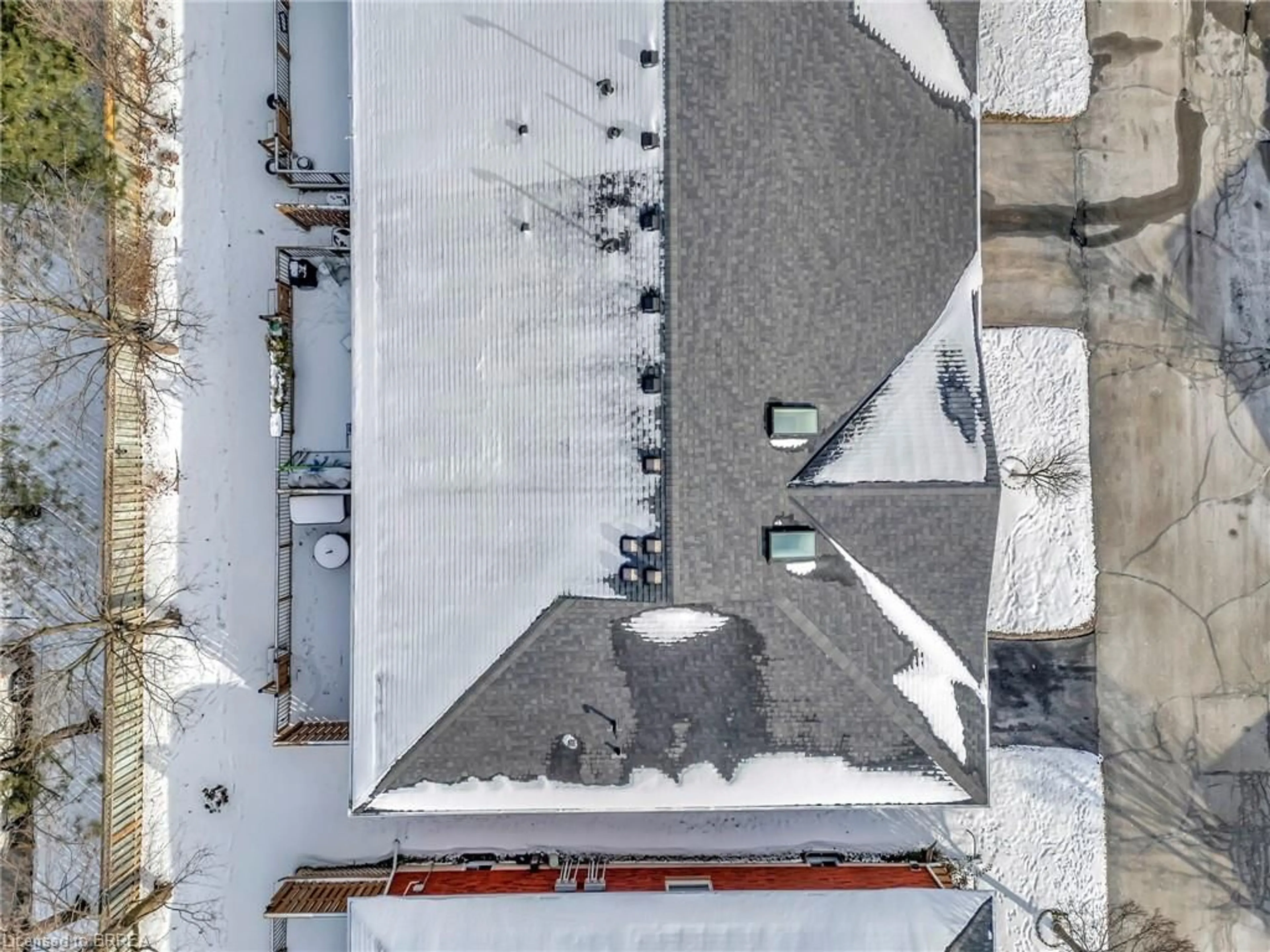 A pic from outside/outdoor area/front of a property/back of a property/a pic from drone, unknown for 570 West St #23, Brantford Ontario N3R 7Y7