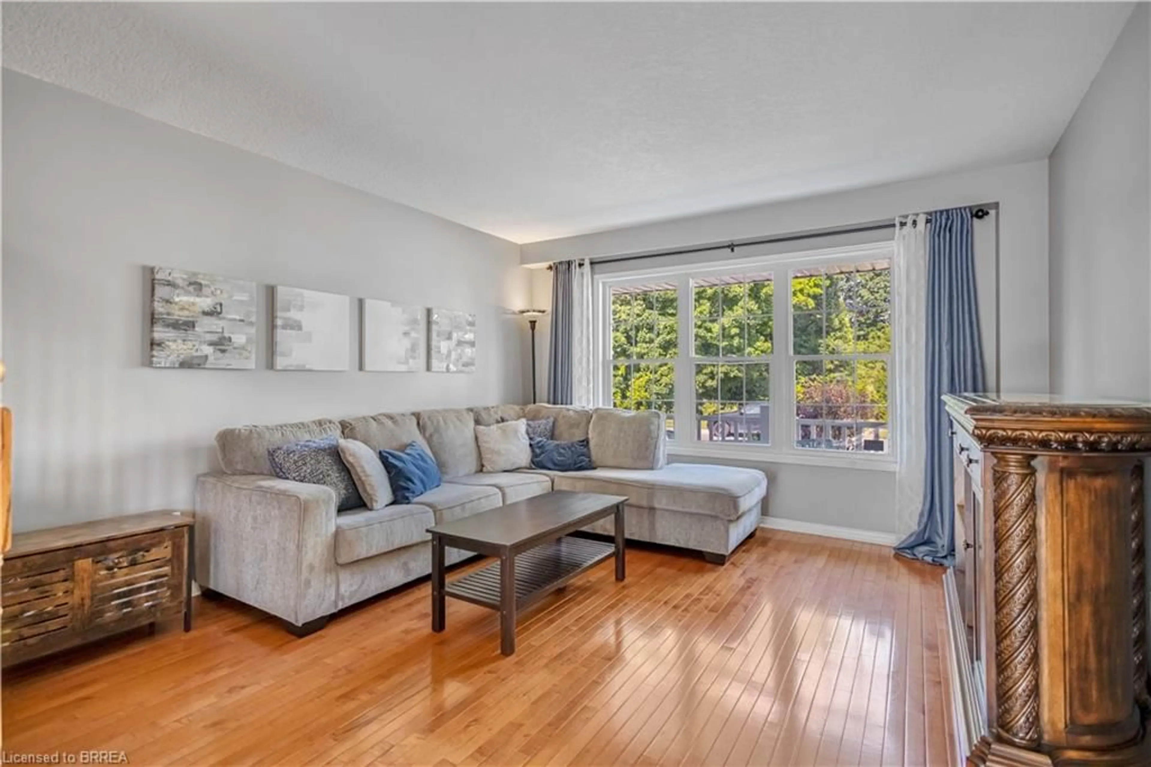 Living room with furniture, unknown for 27 Shantz Ave, Brantford Ontario N3T 0A6