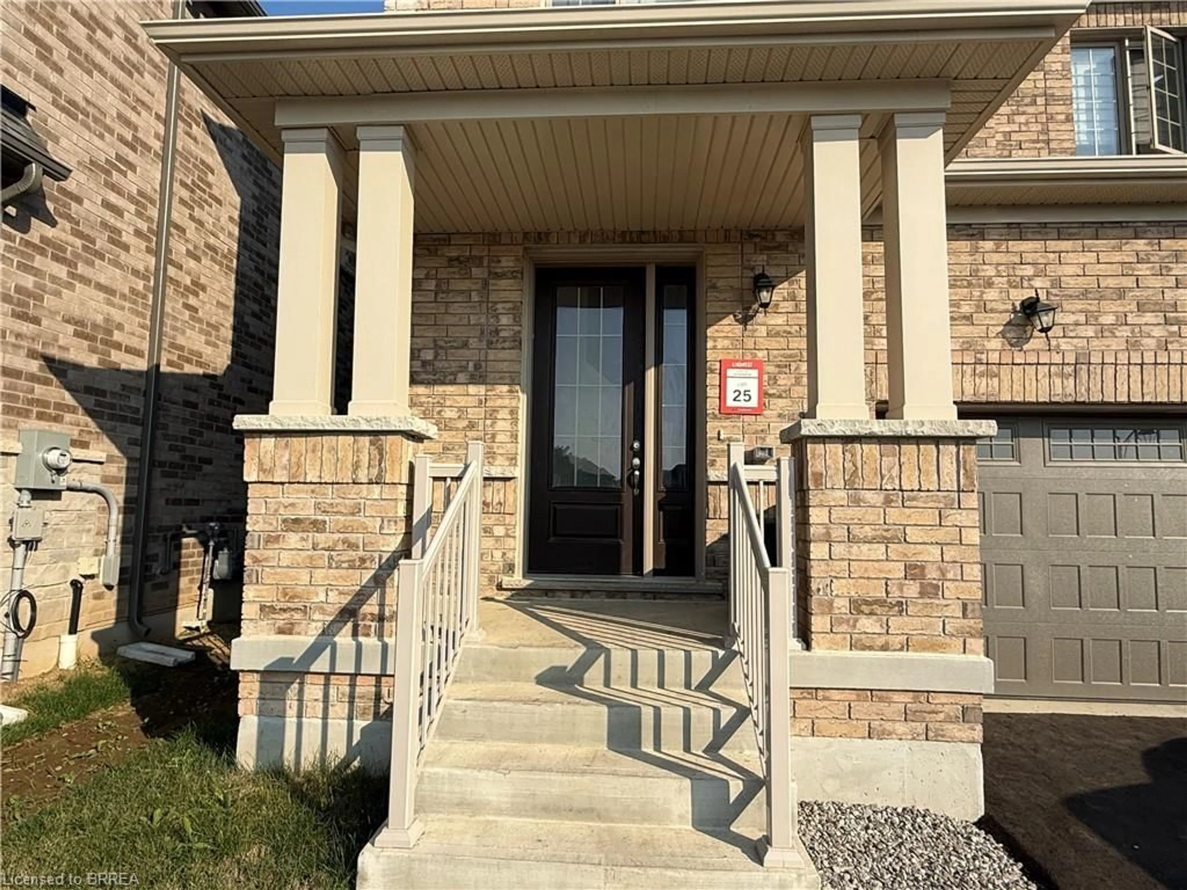 Indoor entryway for 44 Eccleston St, Brantford Ontario N3T 0X4