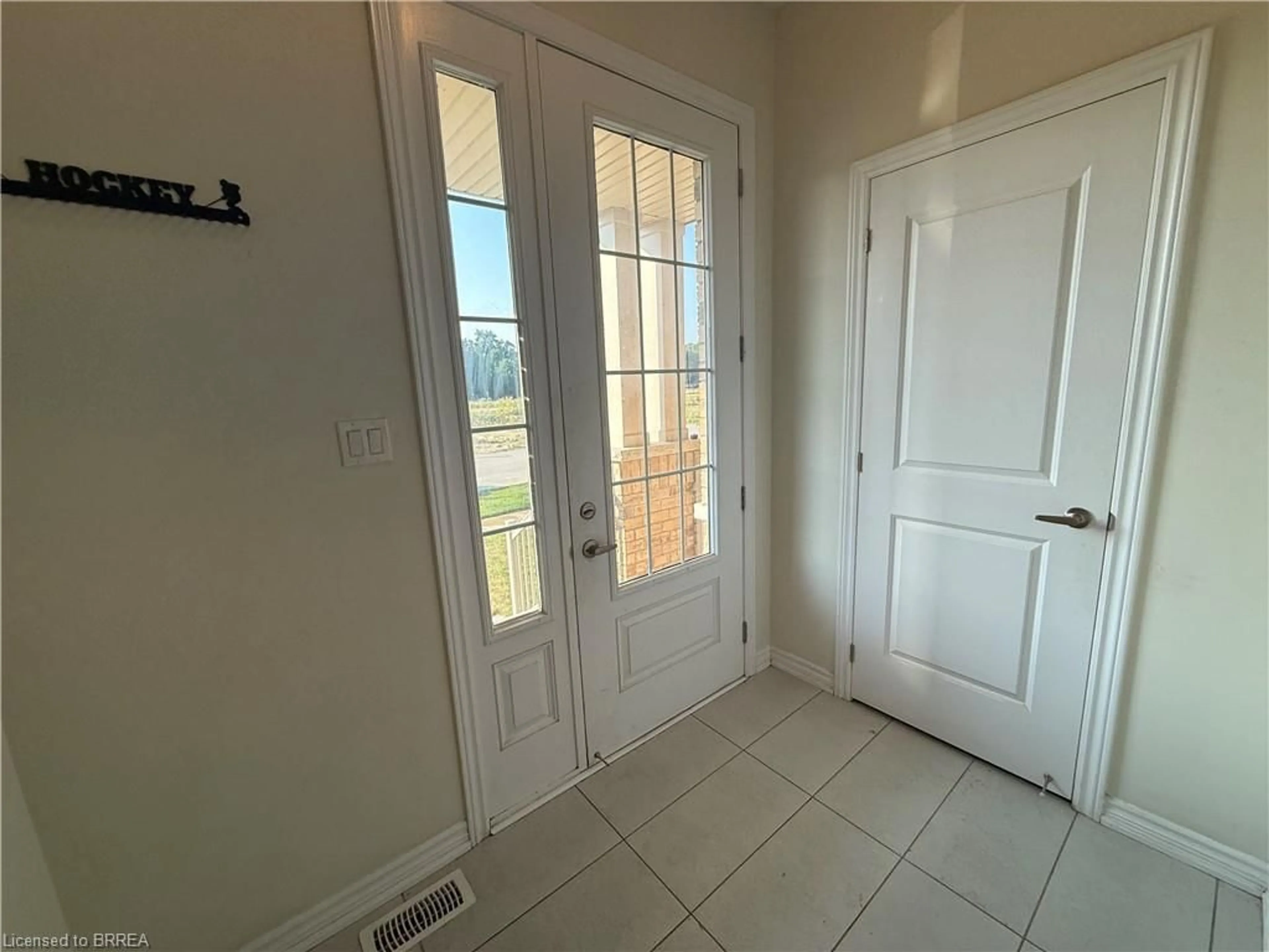 Indoor entryway for 44 Eccleston St, Brantford Ontario N3T 0X4