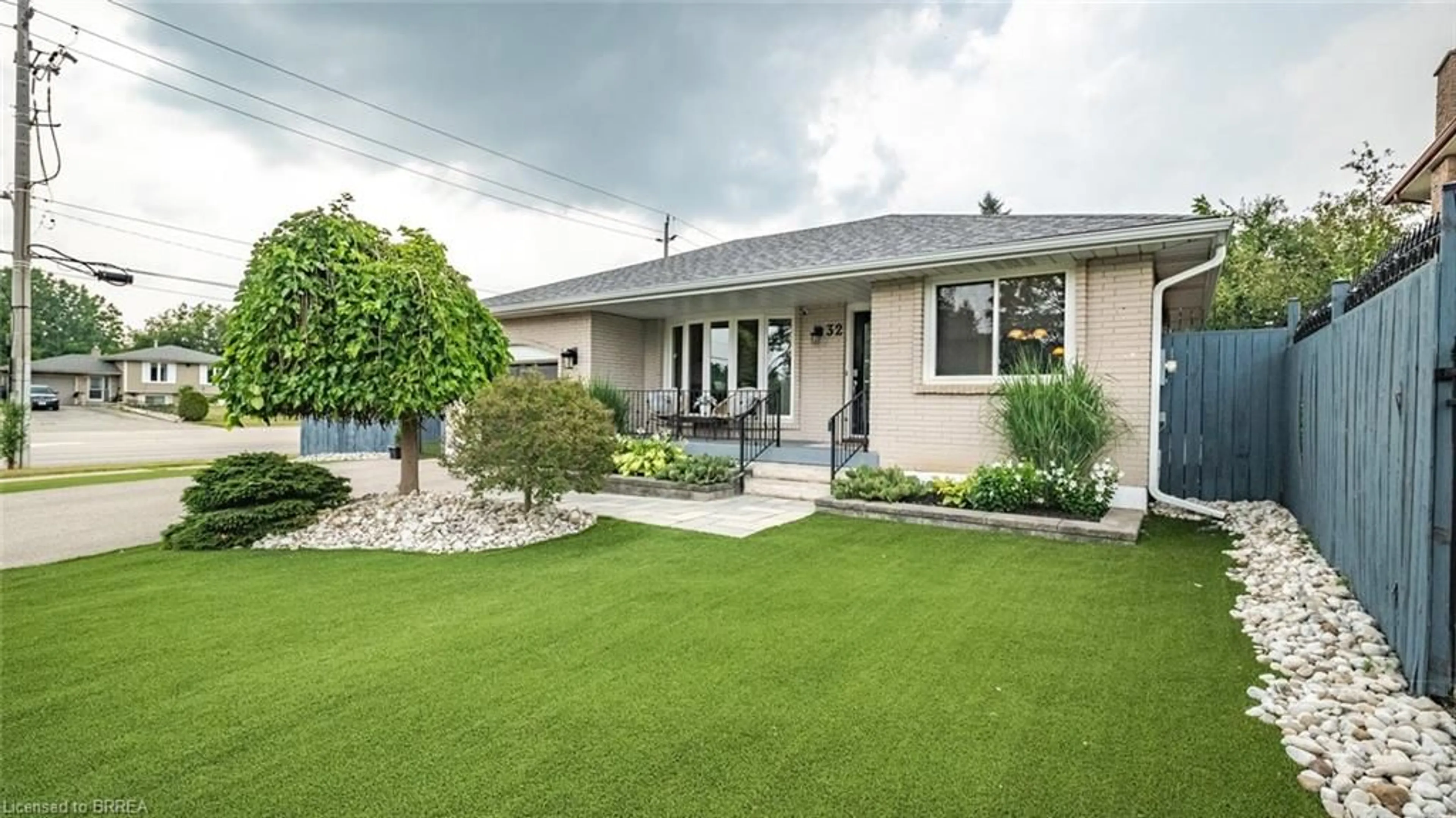 Home with vinyl exterior material, street for 32 Daniel Pl, Brantford Ontario N3R 6J7