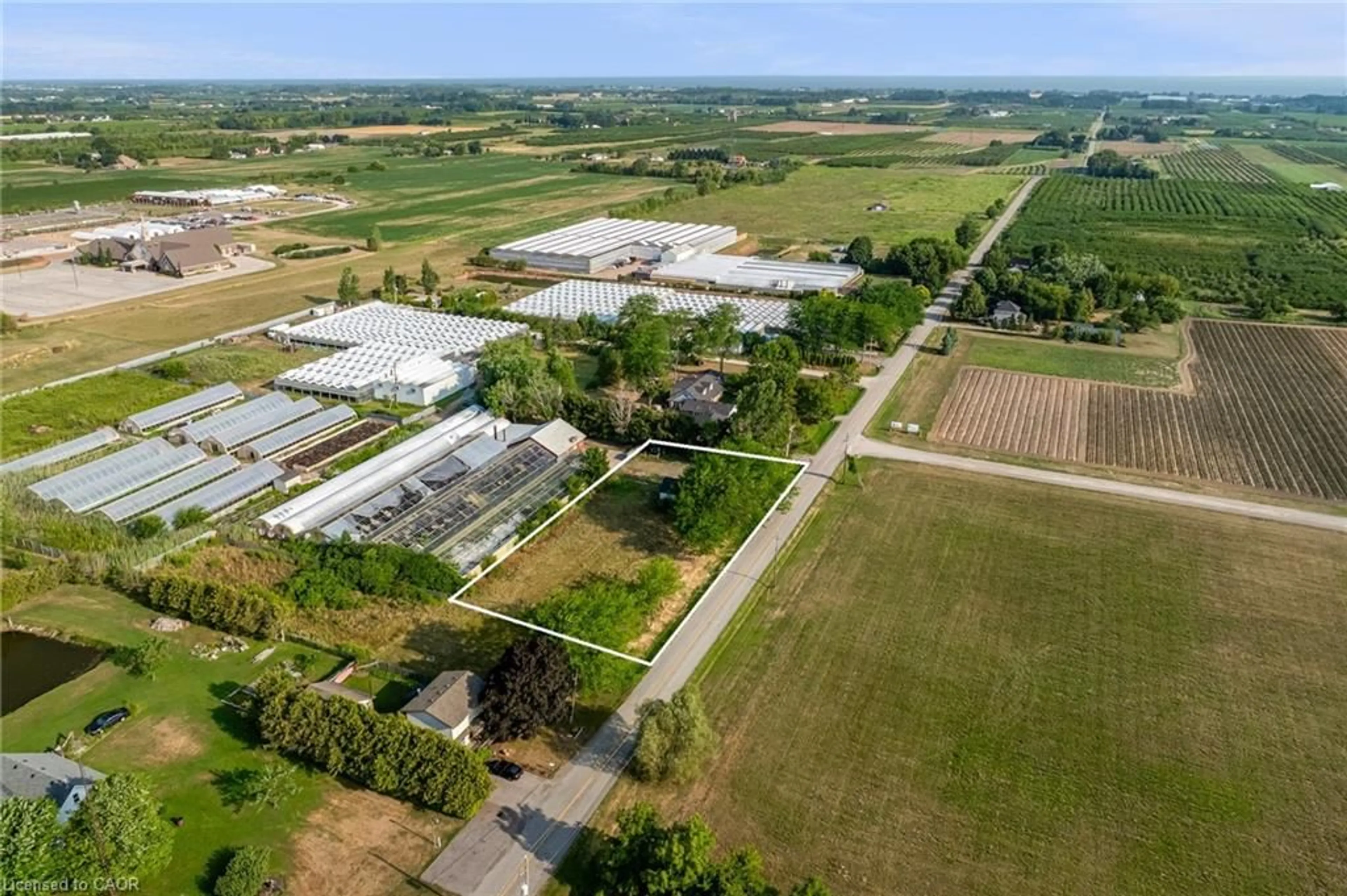 A pic from outside/outdoor area/front of a property/back of a property/a pic from drone, building for 4060 Martin Rd, Vineland Ontario L0R 2E0