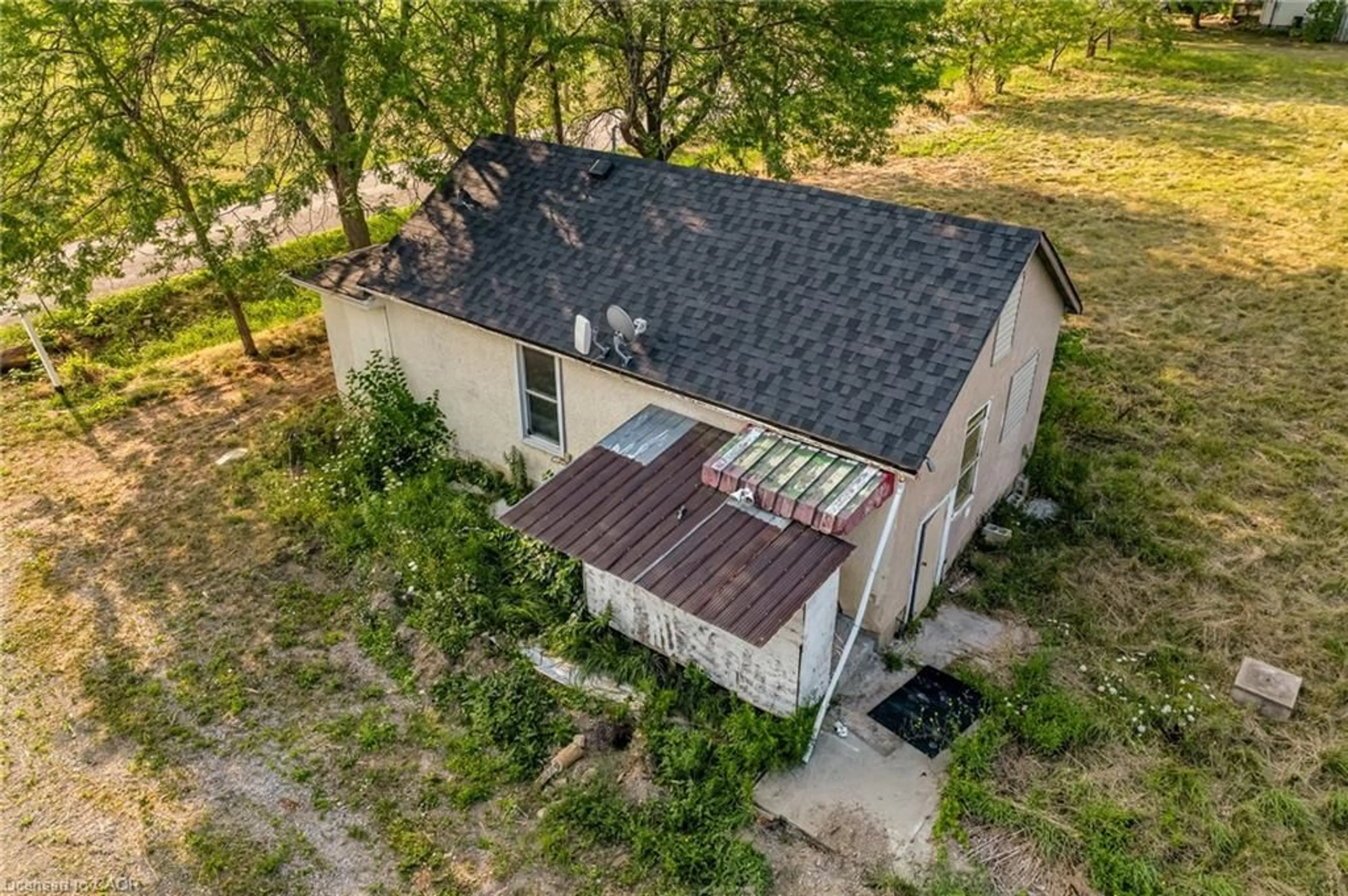 A pic from outside/outdoor area/front of a property/back of a property/a pic from drone, building for 4060 Martin Rd, Vineland Ontario L0R 2E0