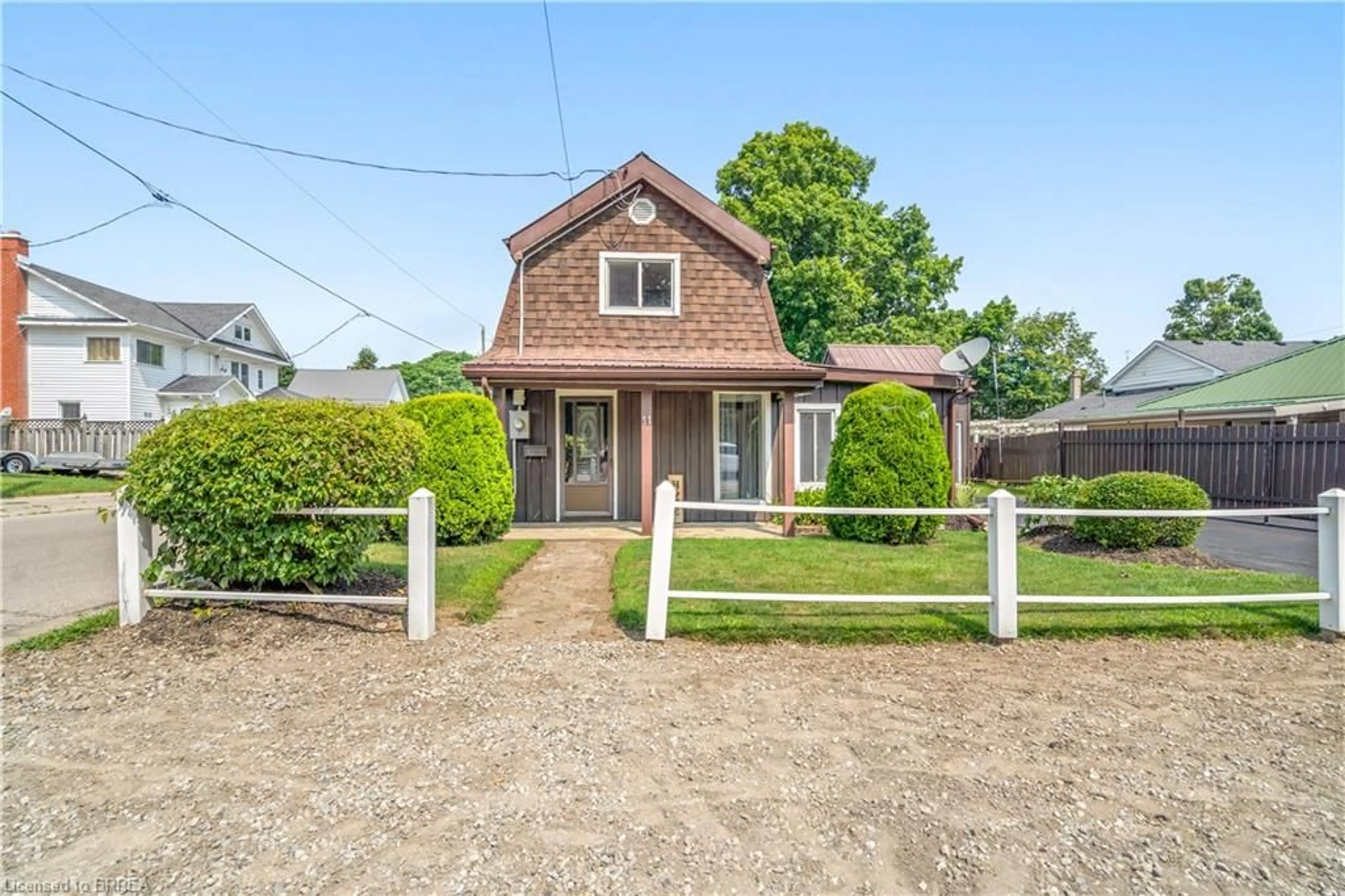 A pic from outside/outdoor area/front of a property/back of a property/a pic from drone, street for 11 West Church St, Waterford Ontario N0E 1Y0