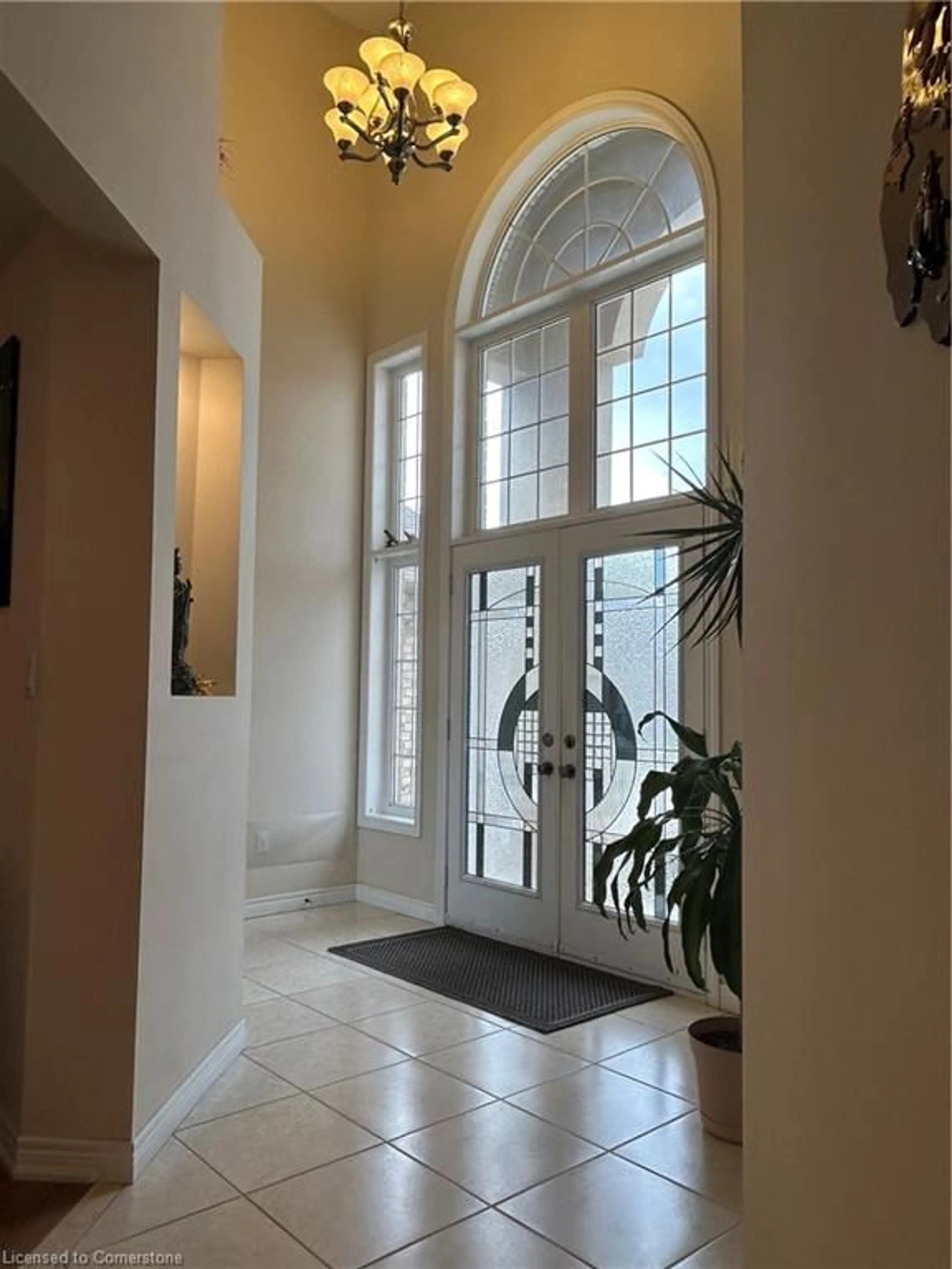 Indoor foyer for 172 Lorenzo Dr, Hamilton Ontario L9A 0A2