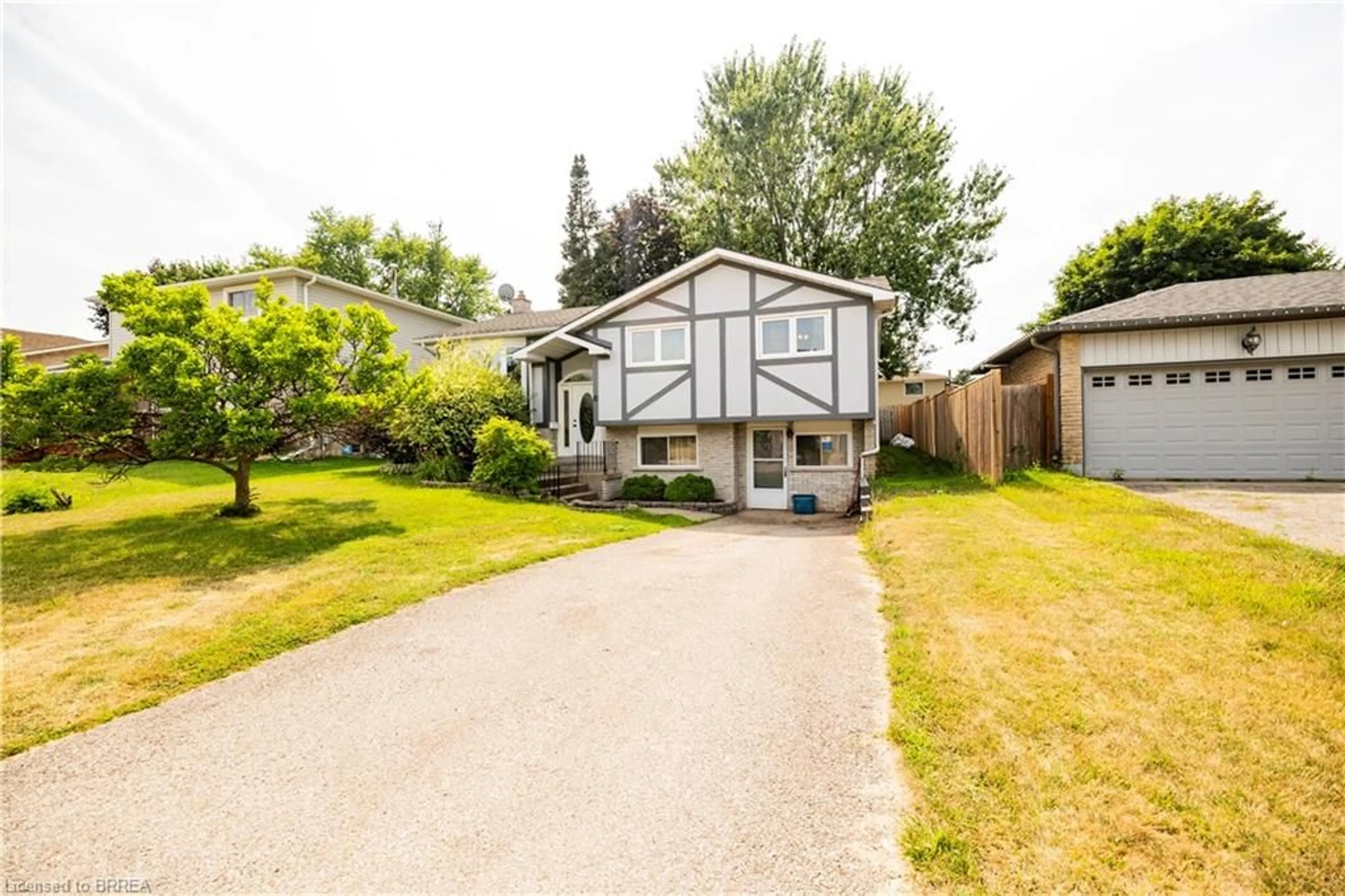 Home with vinyl exterior material, street for 10 Garden Cres, Paris Ontario N3L 3T4
