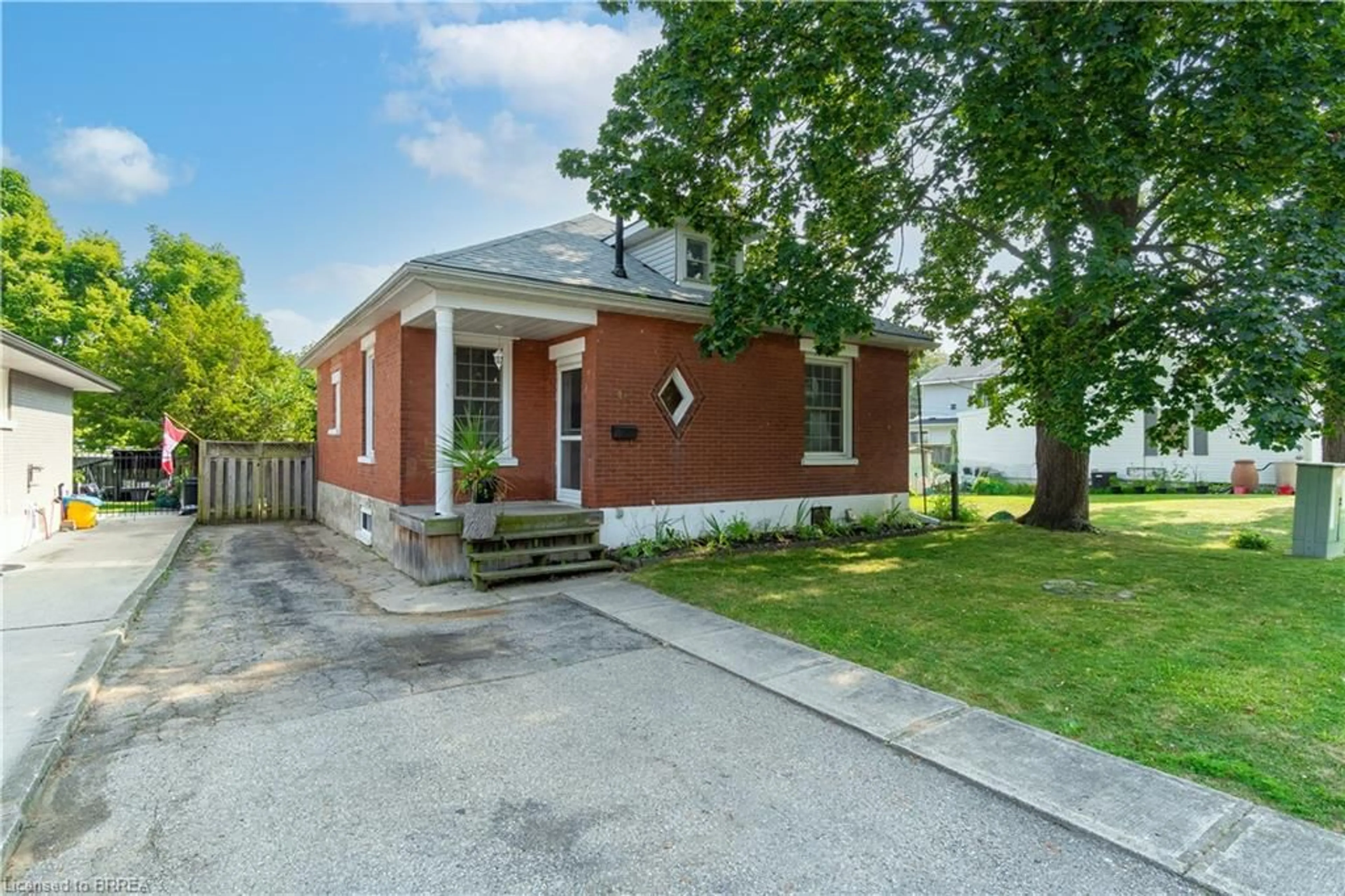 Home with brick exterior material, street for 41 Stanley St, Cambridge Ontario N1S 2A5