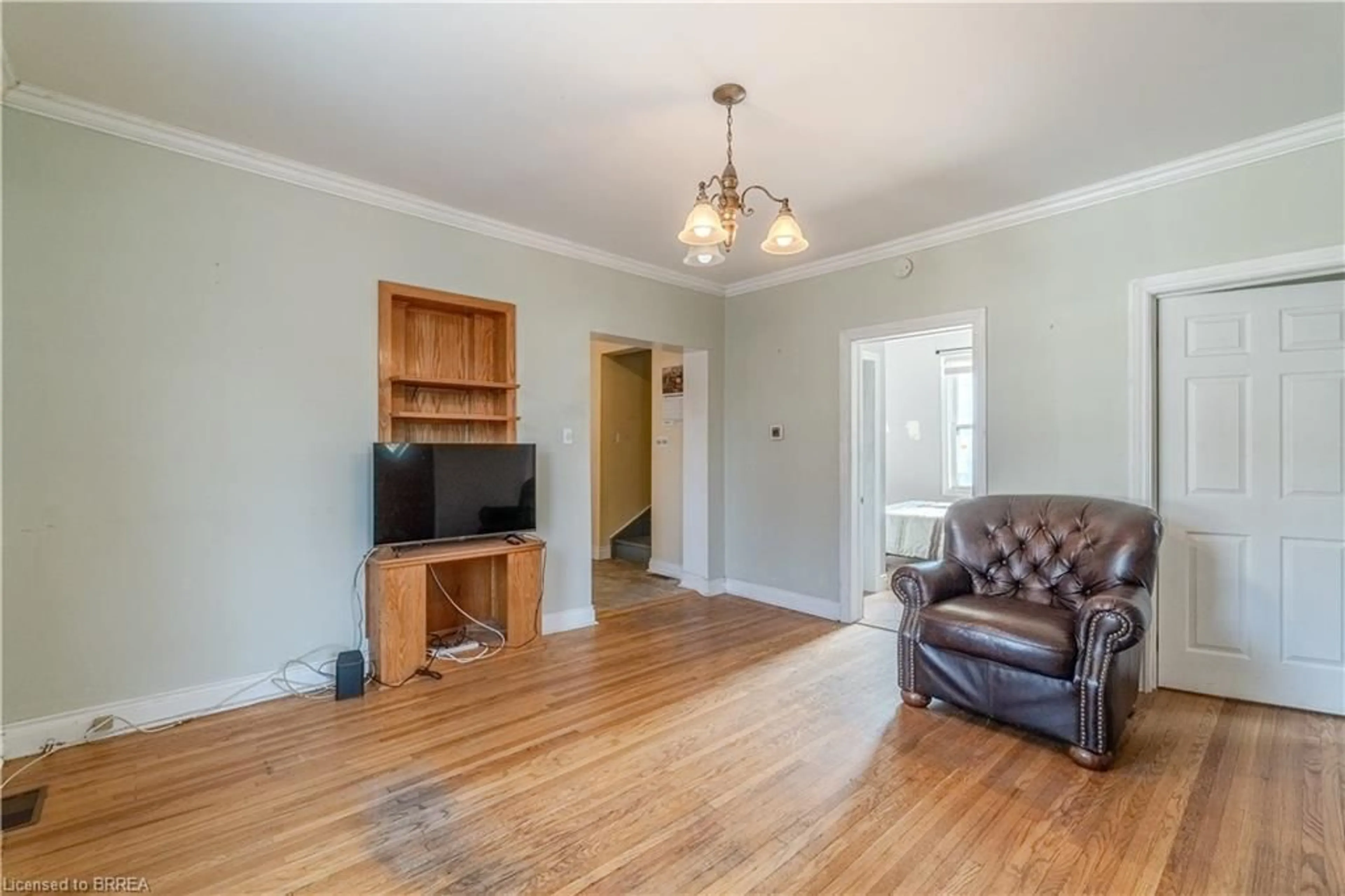 Living room with furniture, wood/laminate floor for 41 Stanley St, Cambridge Ontario N1S 2A5
