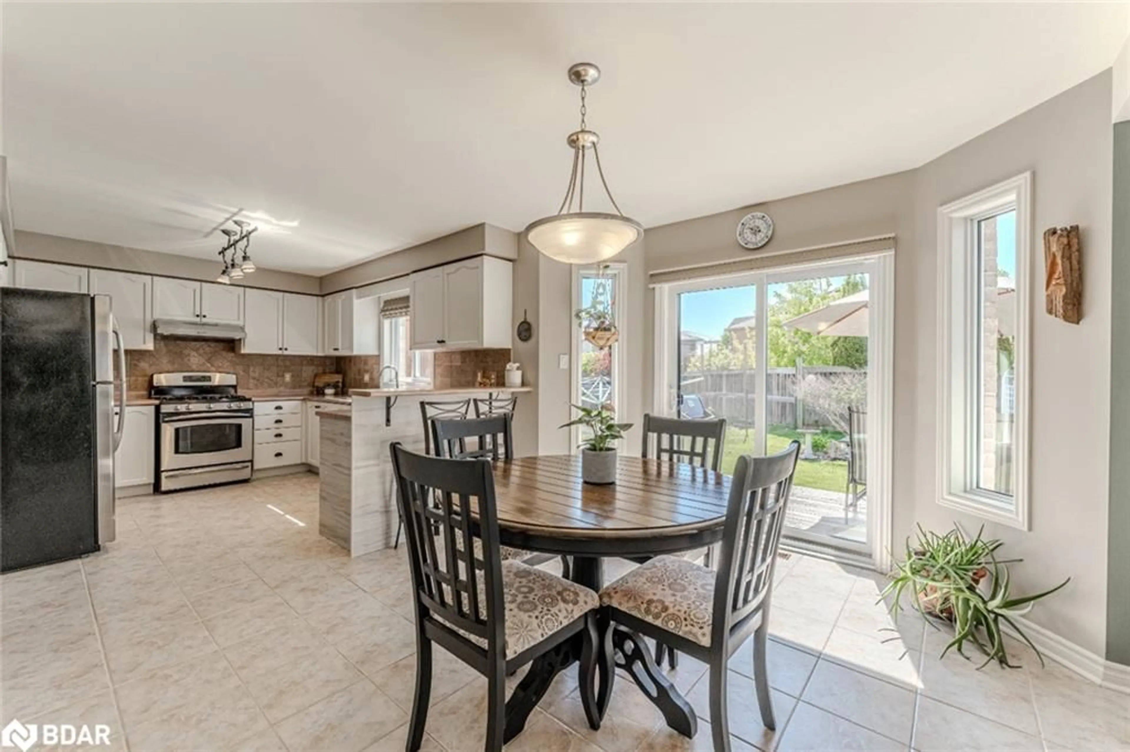 Open concept kitchen, ceramic/tile floor for 10 Mcavoy Dr, Barrie Ontario L4N 0R1