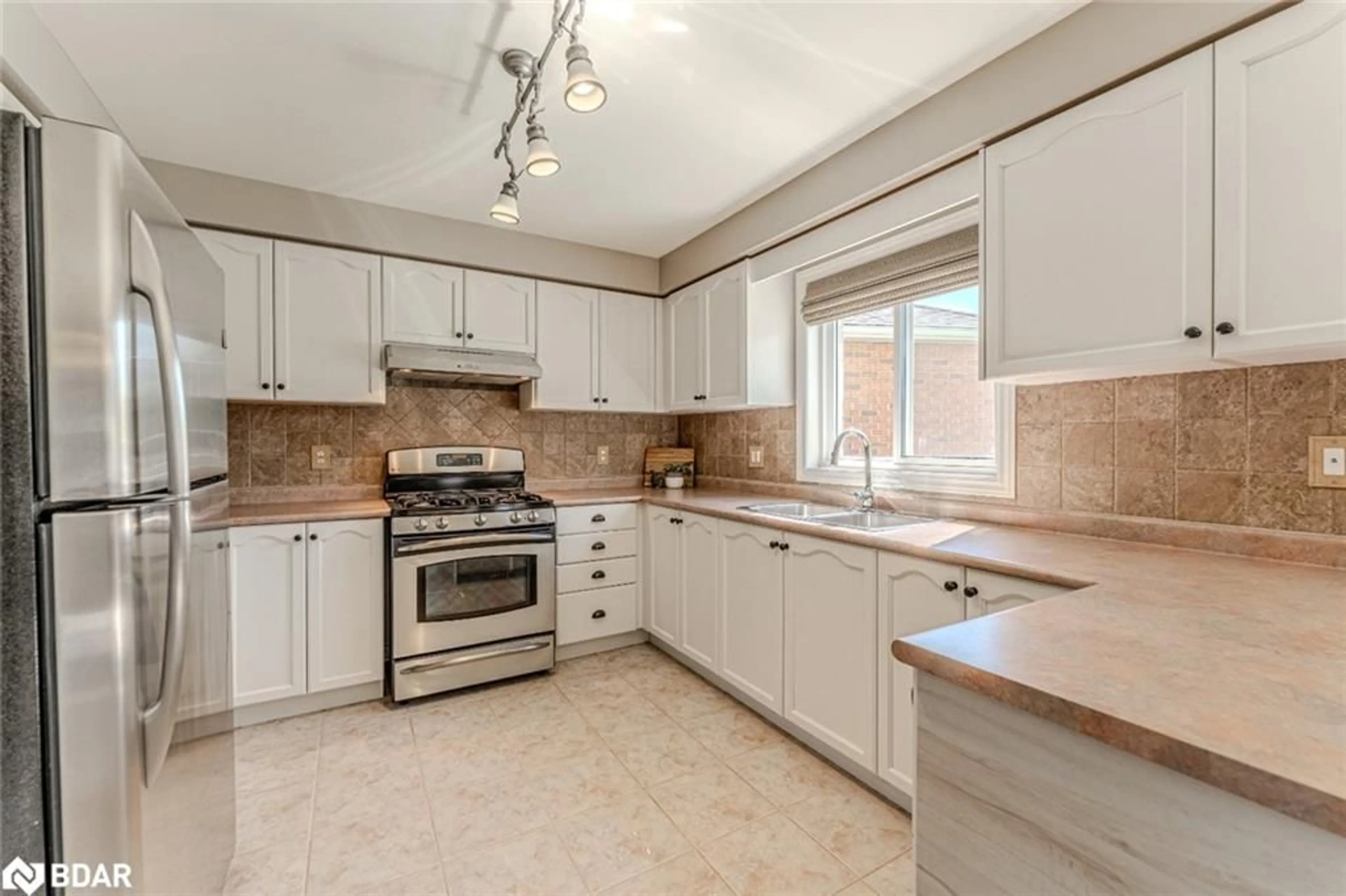 Standard kitchen, ceramic/tile floor for 10 Mcavoy Dr, Barrie Ontario L4N 0R1