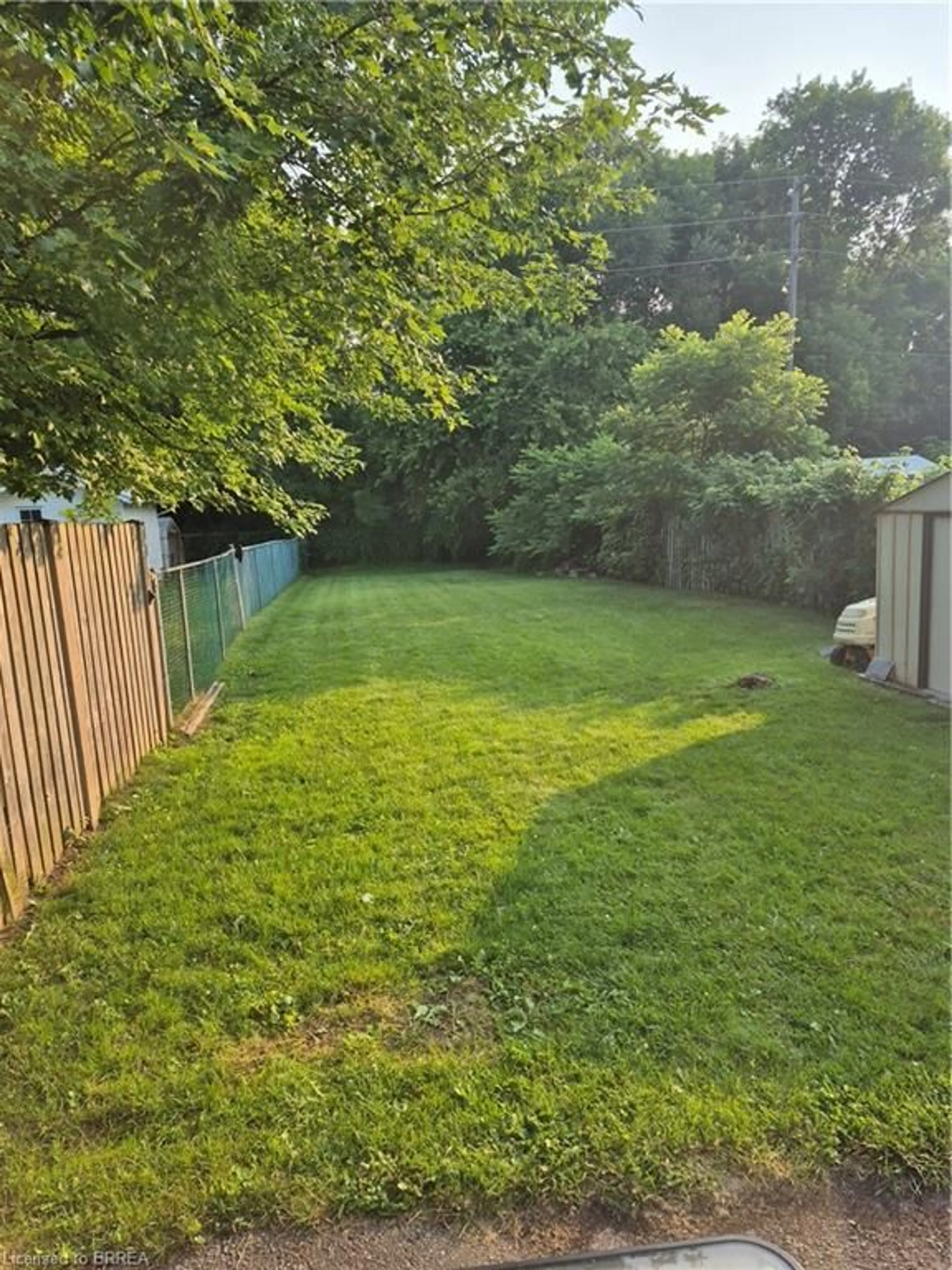 A pic from outside/outdoor area/front of a property/back of a property/a pic from drone, unknown for 61 Woodlawn Ave, Brantford Ontario N3V 1A6