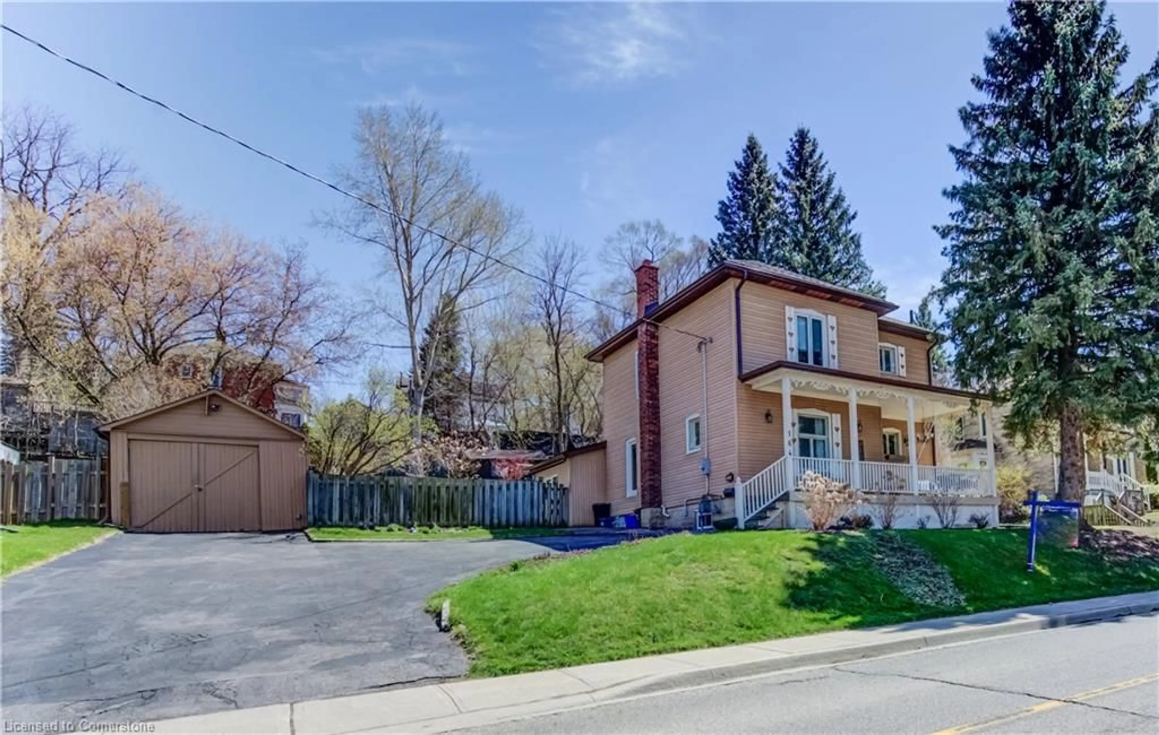A pic from outside/outdoor area/front of a property/back of a property/a pic from drone, street for 164 Queen St, Cambridge Ontario N3C 2B2