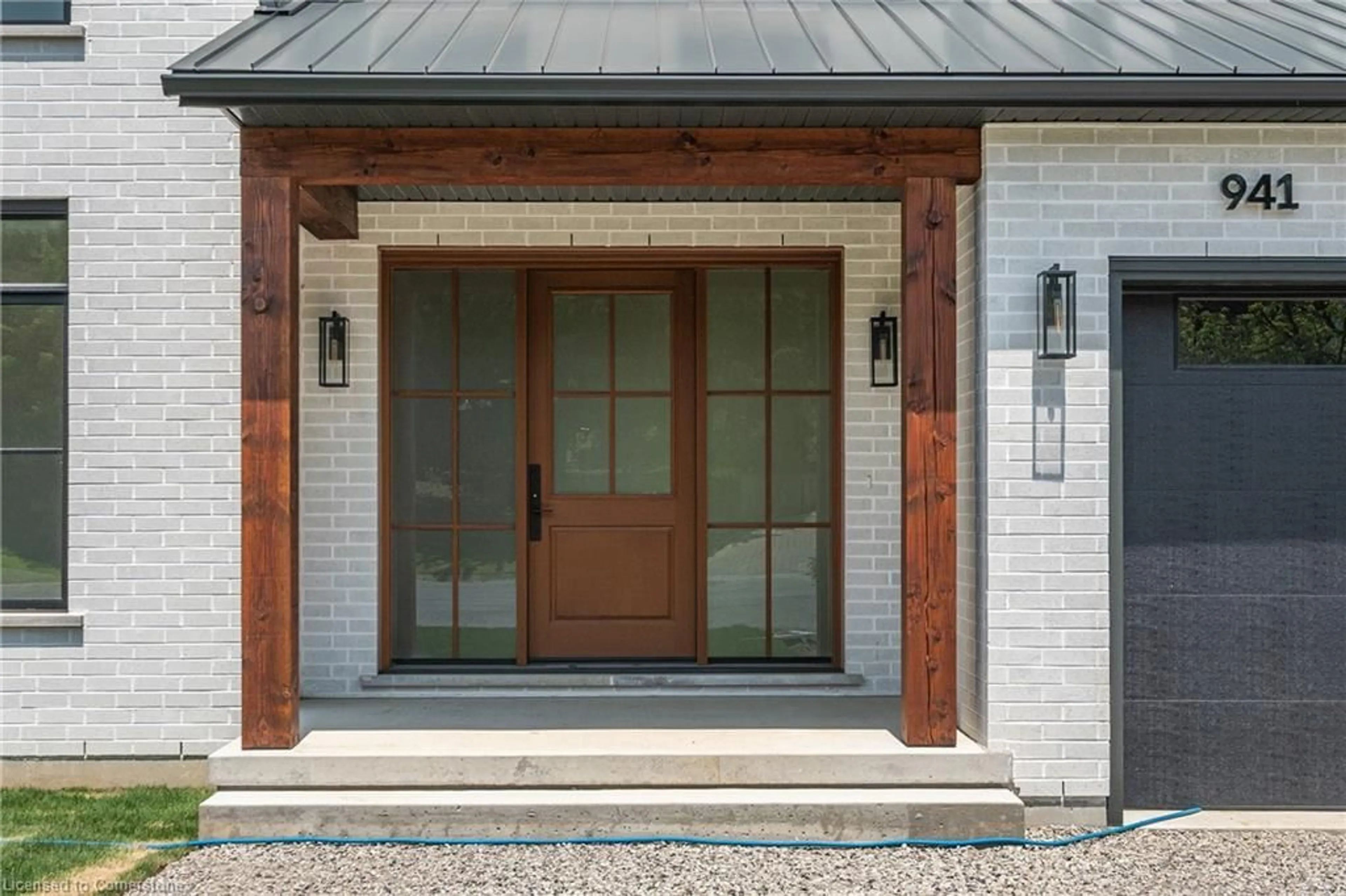 Indoor entryway for 941 Old Mohawk Rd, Ancaster Ontario L9G 3K9